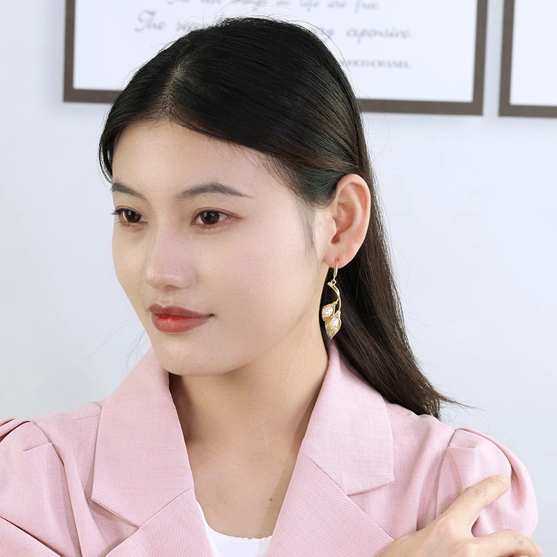New Dainty Vintage Golden Drop Earrings Ear Clips Imitation Pearl Water Chestnut Flower Earrings for Women