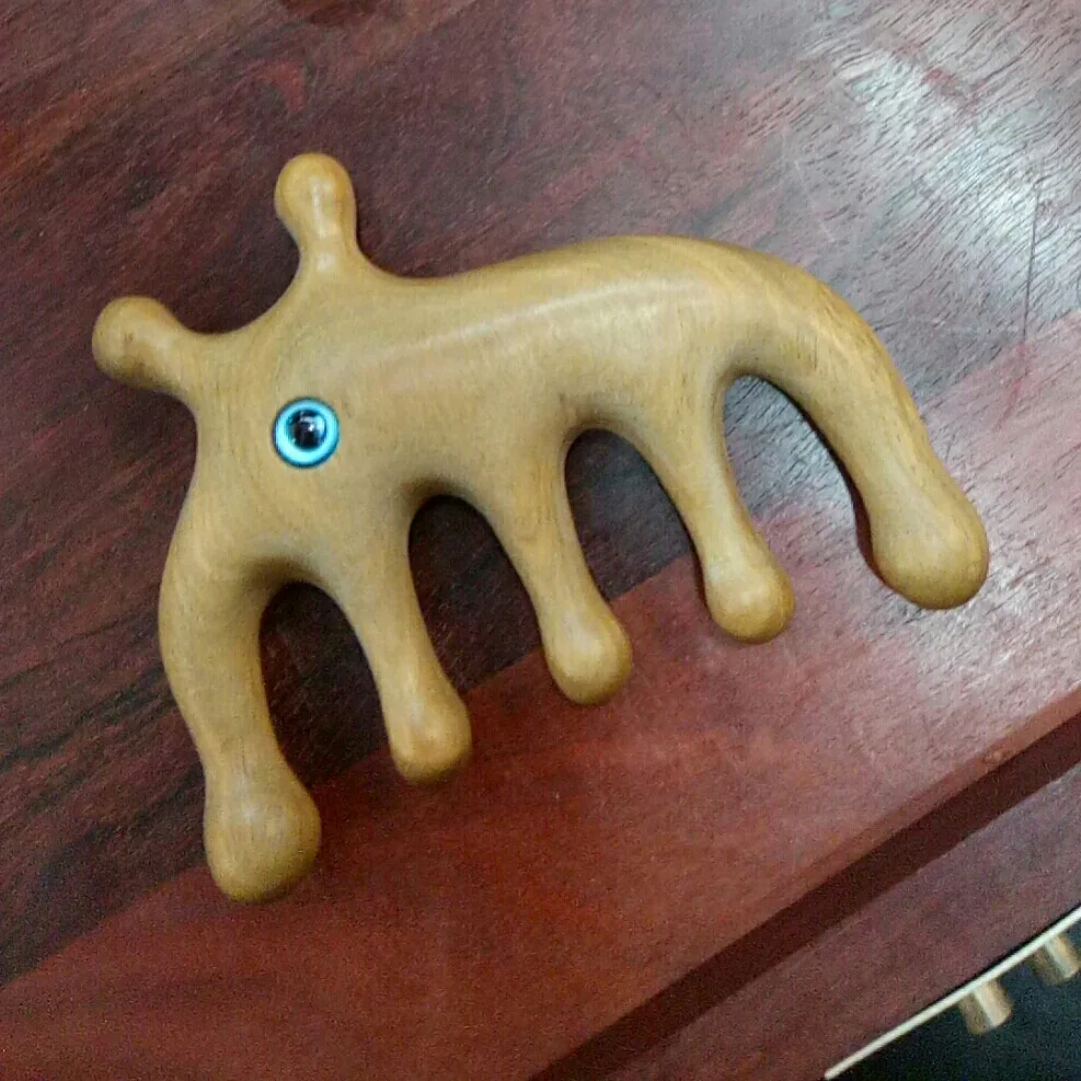 Custom trademark massage comb sandalwood comb carved cartoon massage comb deer puppet pendant Come to the drawing and make it.
