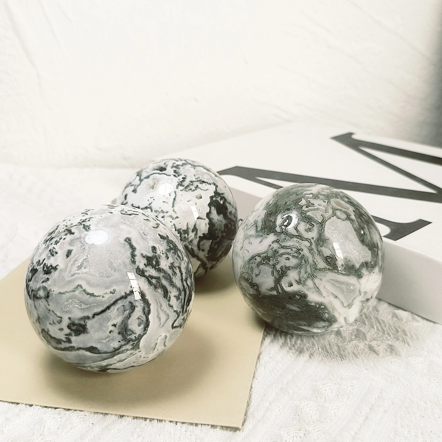 Wholesale Crystal Factory Natural Healing Crystal Green Moss Agate Stone Ball Polished Gemstone Sphere Home Decoration