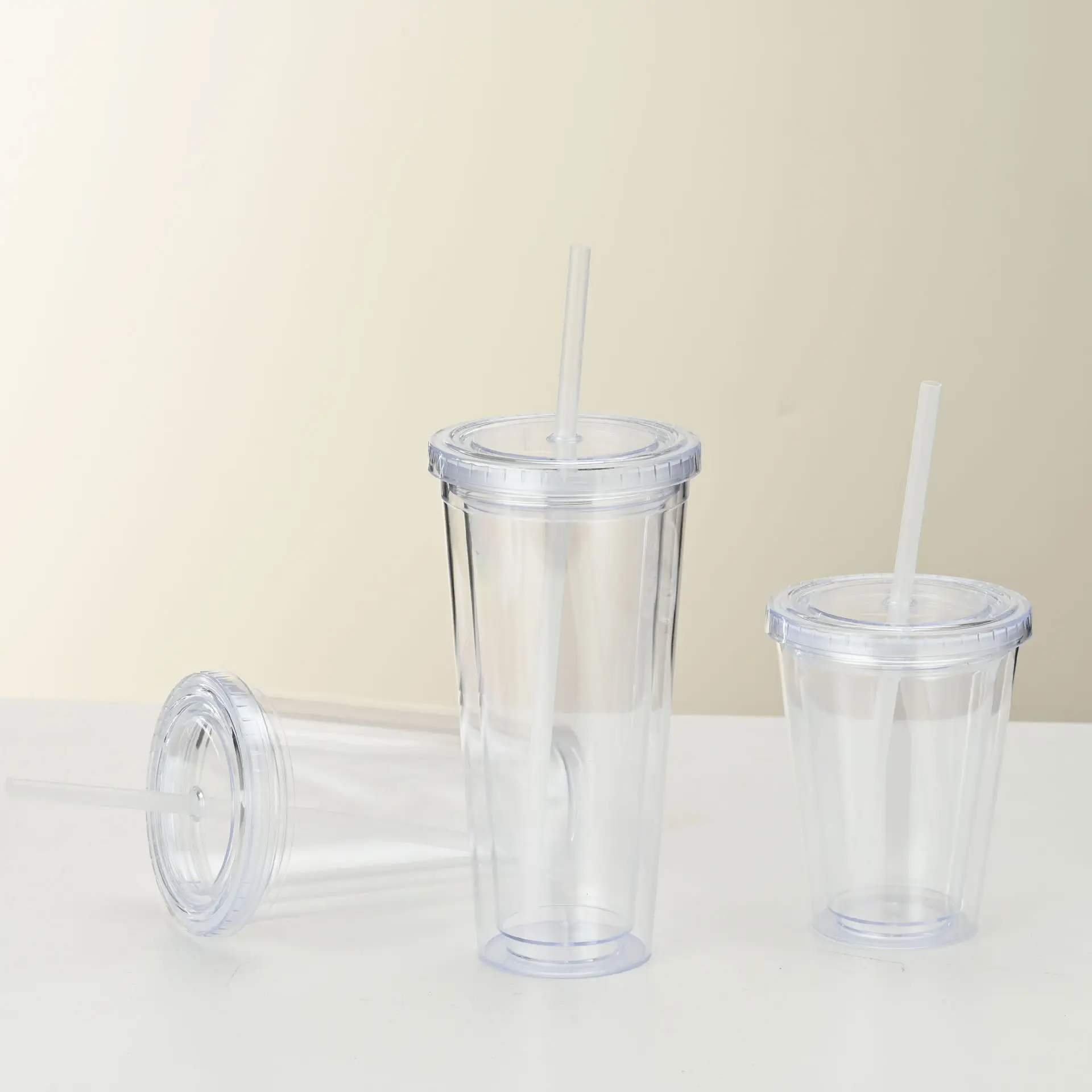 Пластиковая чашка с крышкой для сока и молока
