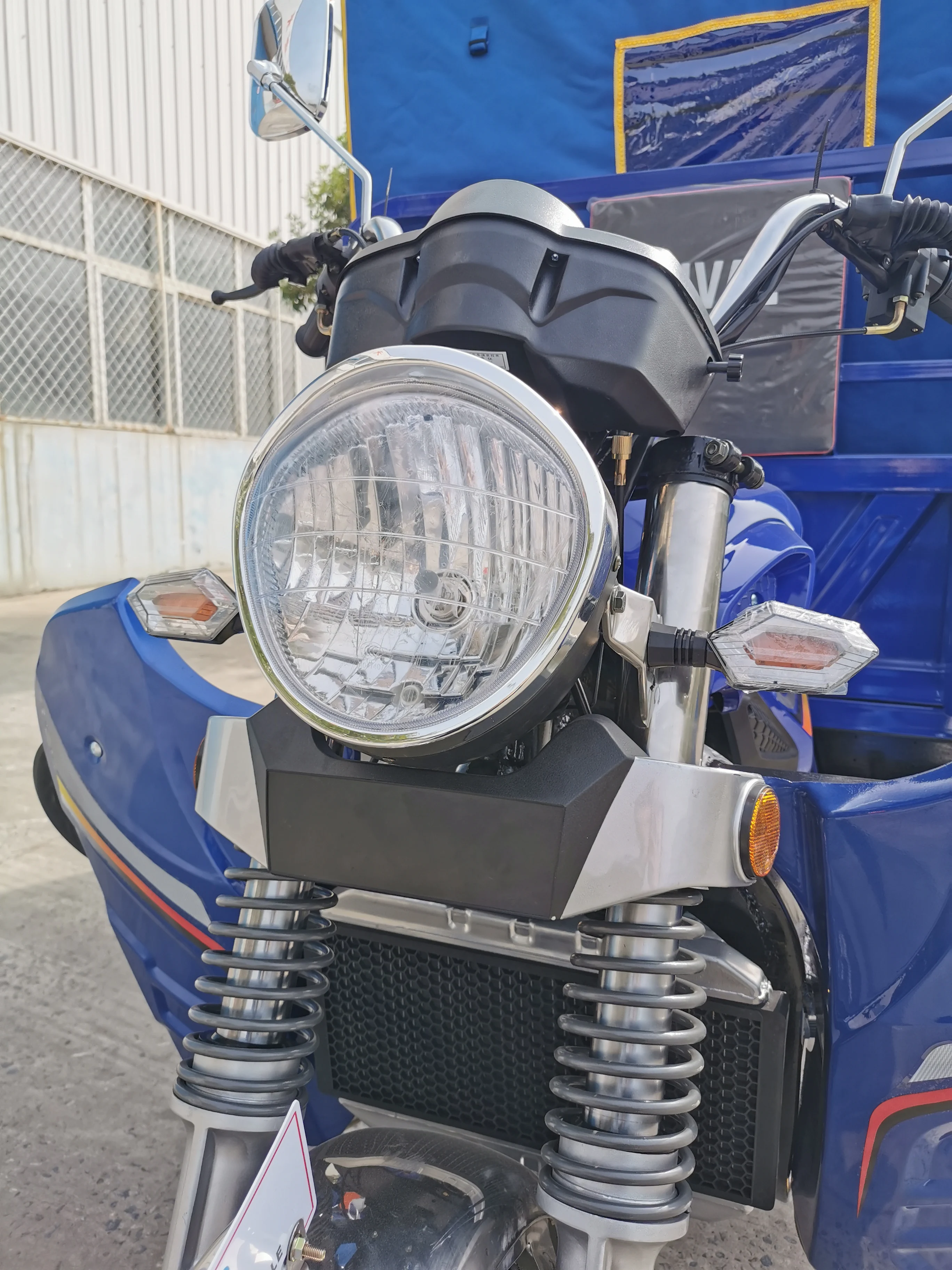 China ZHUFENG manufacture high quality three wheel five wheel roof tent gasoline motorcycles cargo motorized tricycle for sale