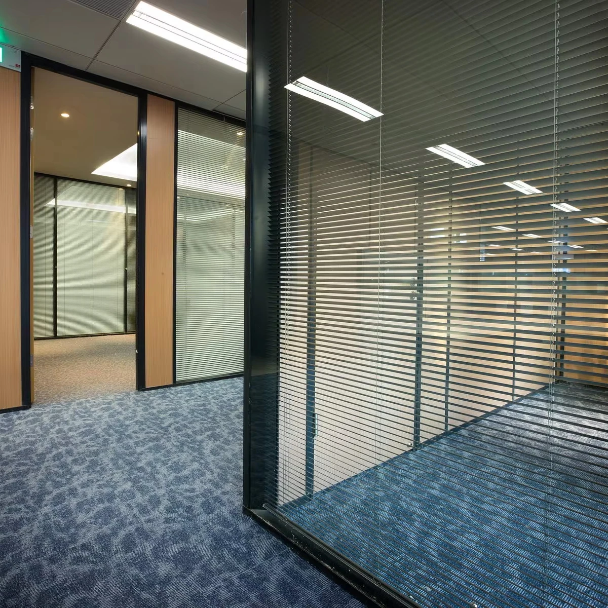 Бескаркасная прозрачная стеклянная перегородка для наружного домашнего офиса