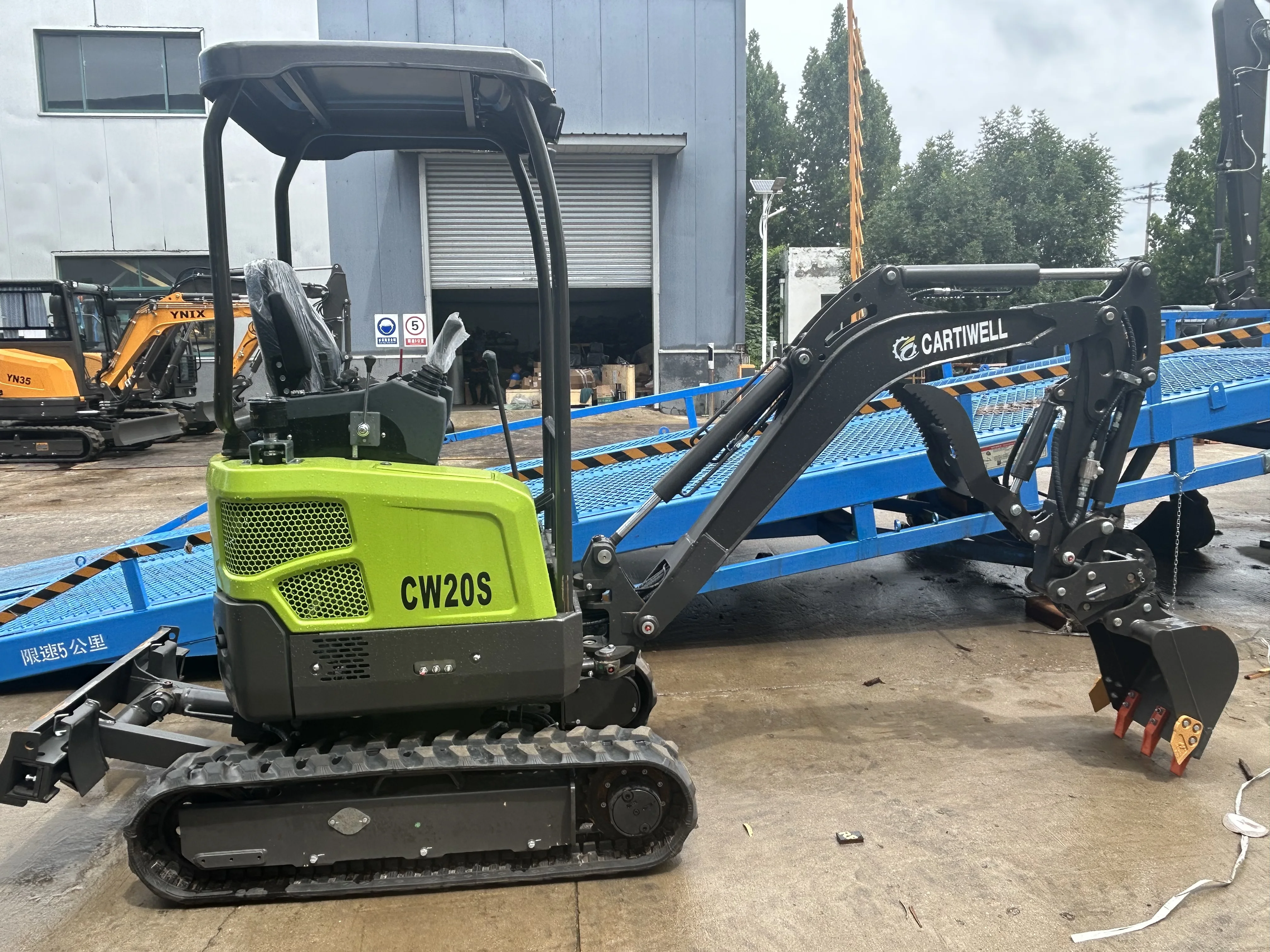 ODM/OEM  construction /farm/home use mini crawler excavator with close cabin EPA/CE certificate