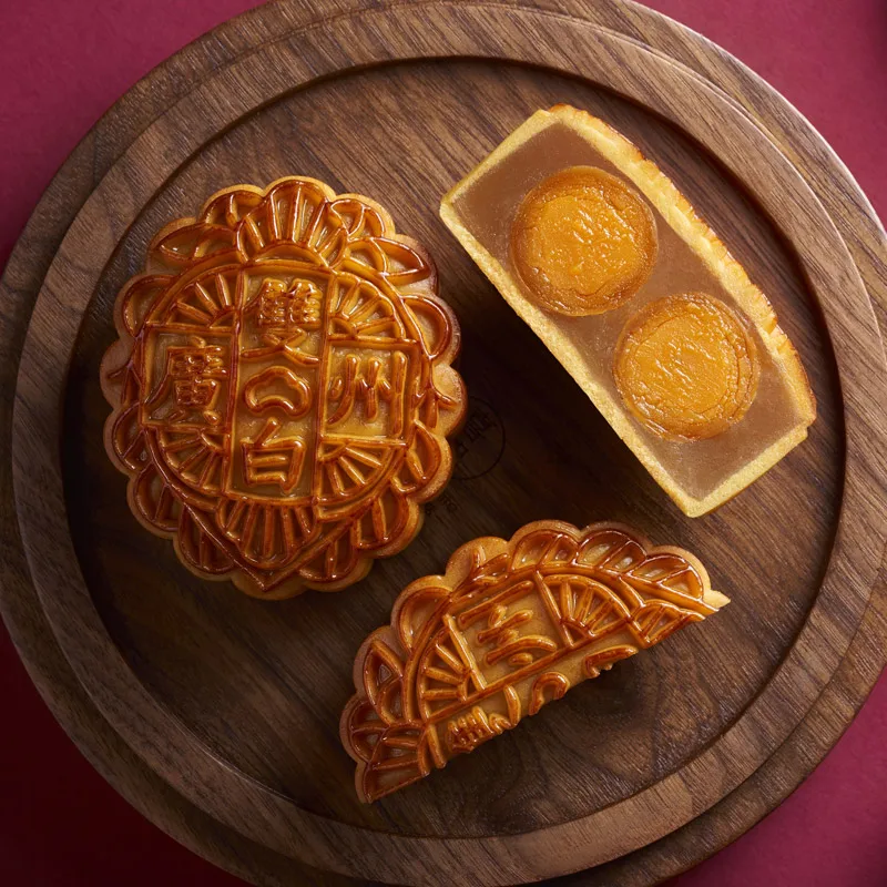Guangzhou Restaurant Famous Brand China Traditional Snack Food White Lotus Seed Paste Filling With Double Egg Yolks Mooncake