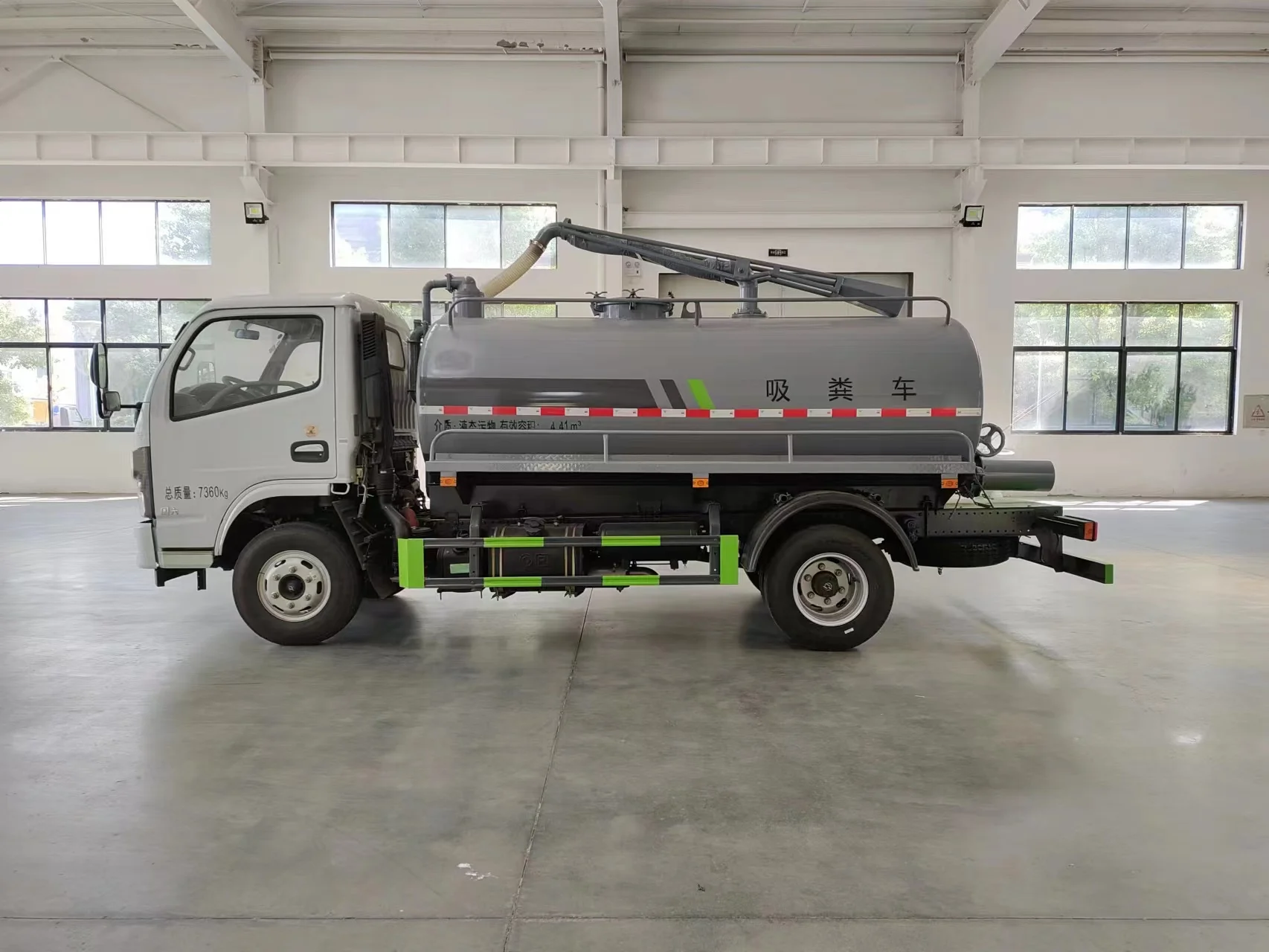 New Dongfeng 5-6 Tons Diesel Manual Sepptic Tank Pump Truck Manure Transport and Feces Pumping Truck Selling Truck