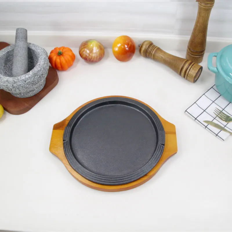 Preseasoned diameter 19.5cm round cast iron sizzling pan functional frying skillet pan sizzler cooking plate with wookden base