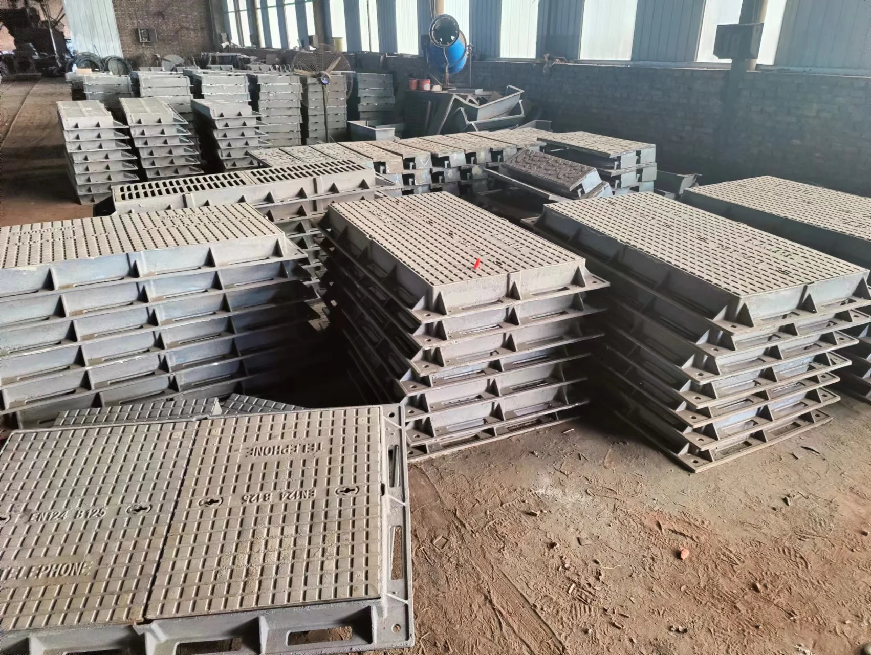 Manhole cover manufacturer casting en124 ductile cast iron 600x600 manhole covers