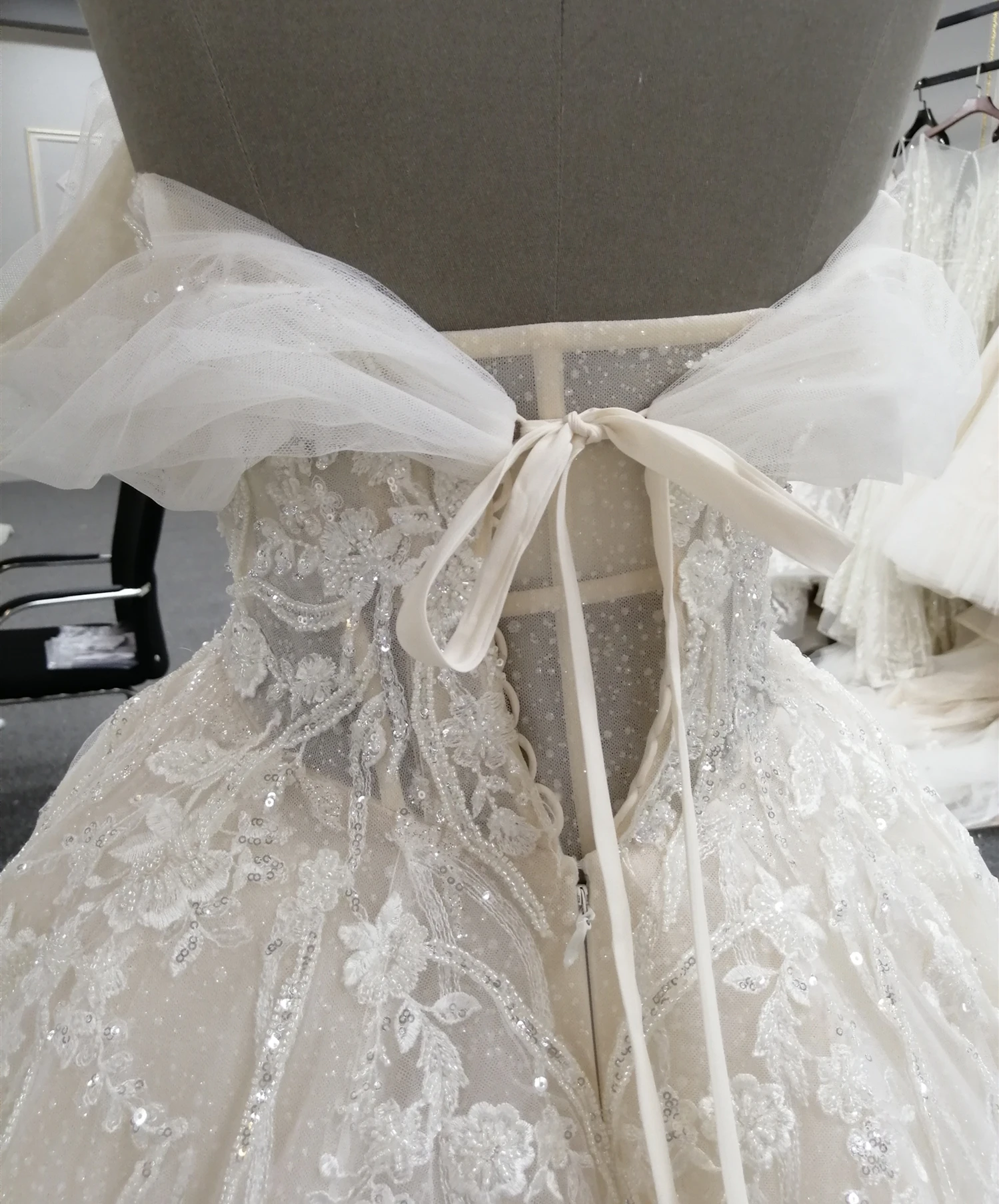 Exquisite Appliques Luxury Beaded Lace Bridal Gown Off Shoulder Wedding Dress