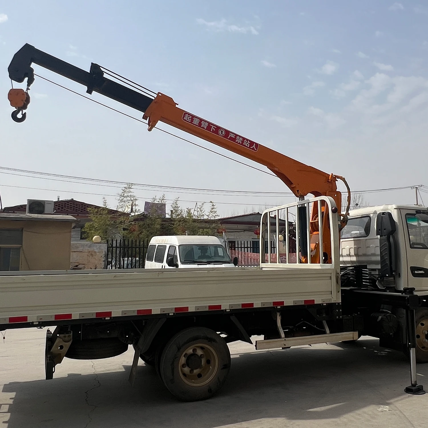 Truck Mounted Crane With Electric Hydraulic System and Cantilever Rotation for High-Quality Construction