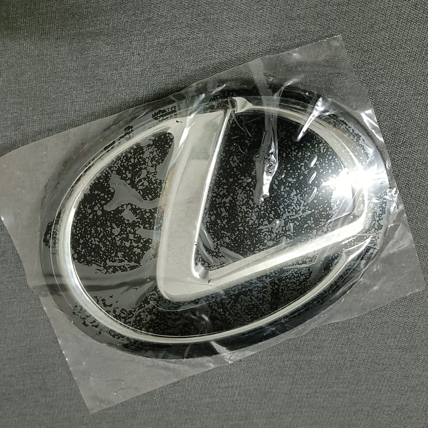 Emblem applicable to Lexus ES350 Front Grille Emblem Logo Radar 2016-2020   53141-48100  53141-48110