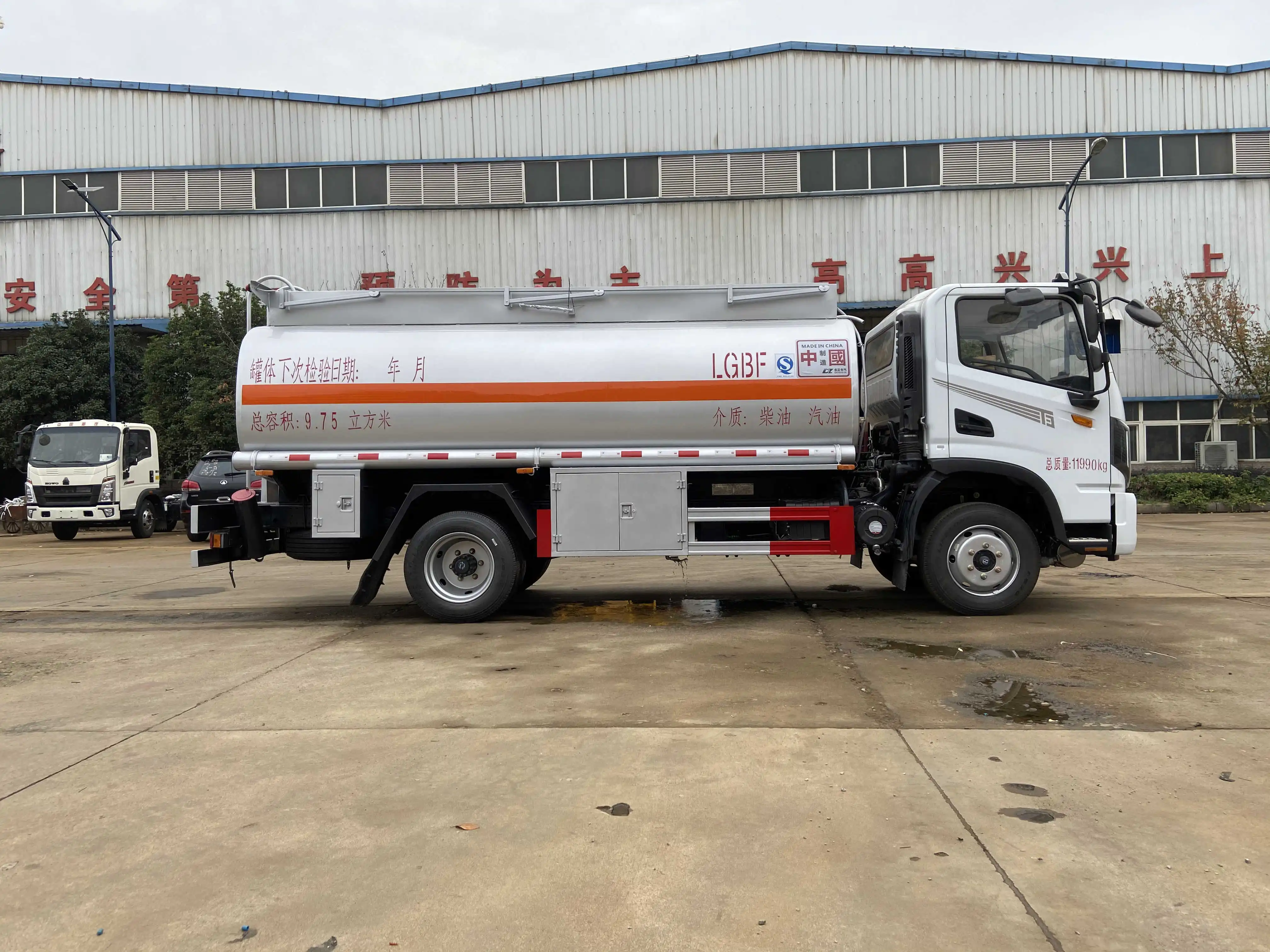 Dongfeng топливный грузовик 4x2 150 л.с. емкость бака 8/10 куб. М