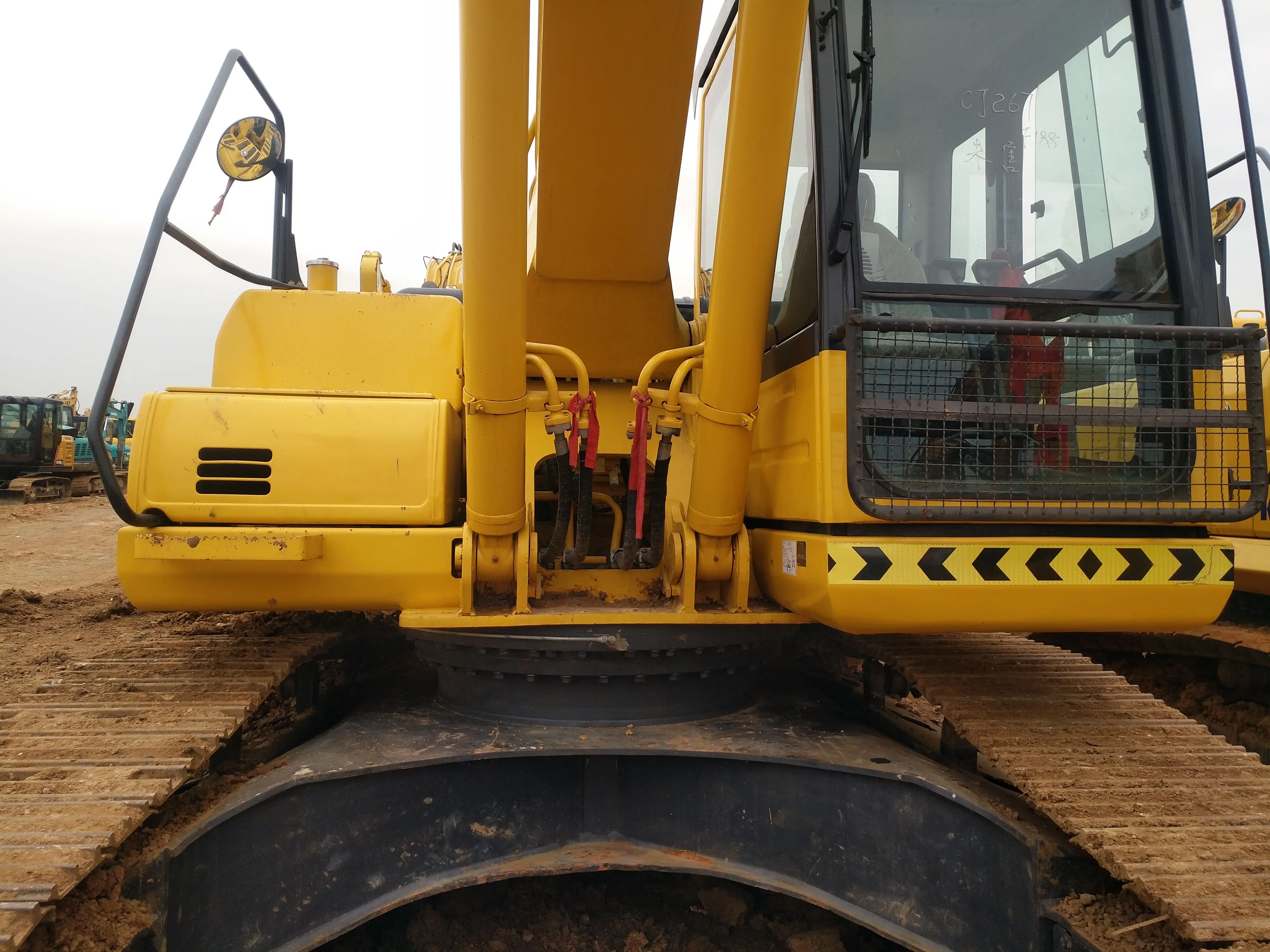 Komatsu PC200 midium б/у экскаватор тилтротатор маленький земляной движущийся по хорошей цене