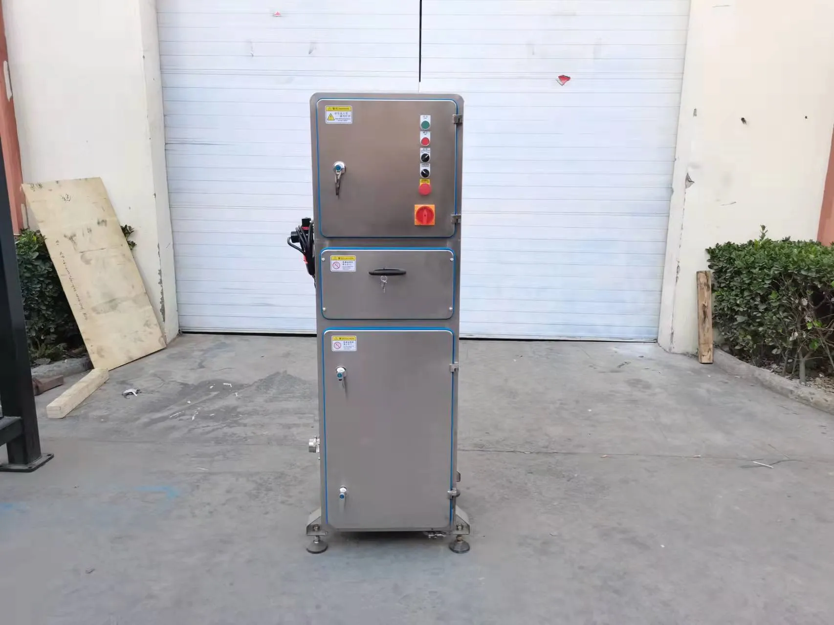 Stainless steel mobile dust collector for food industry