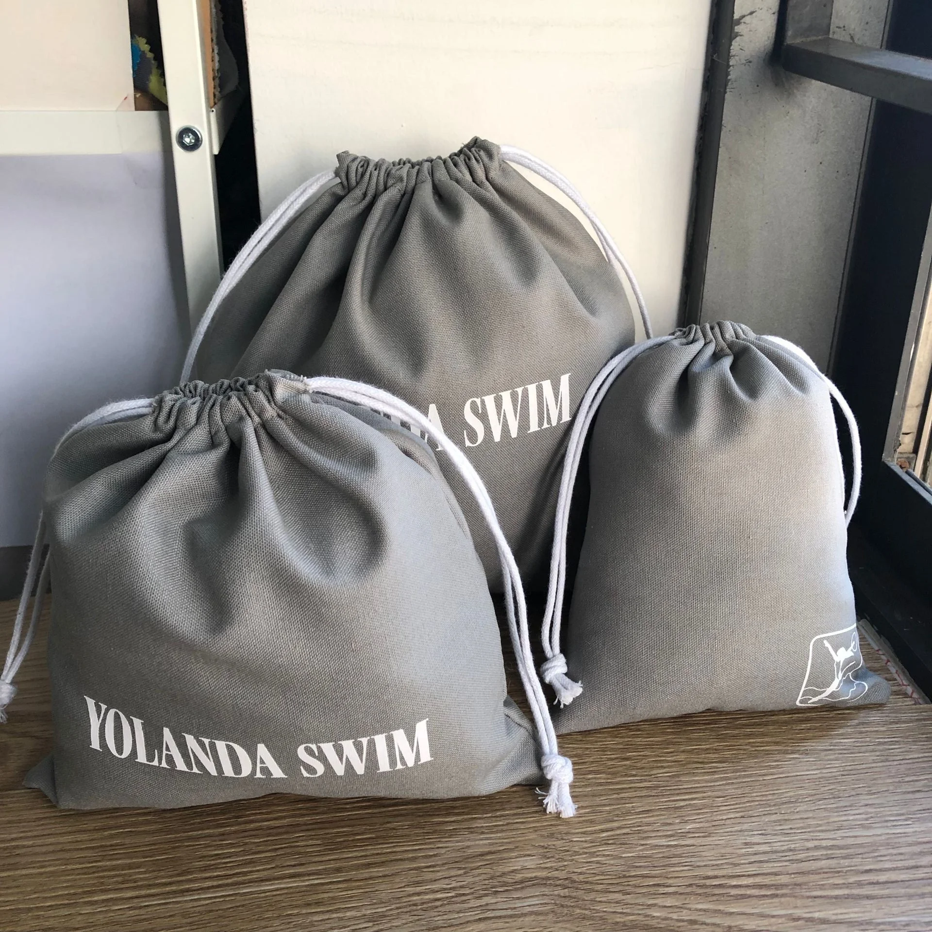 Серые Хлопковые льняные мешочки на шнурке с логотипом на заказ, подарочная упаковочная сумка из хлопка и льна