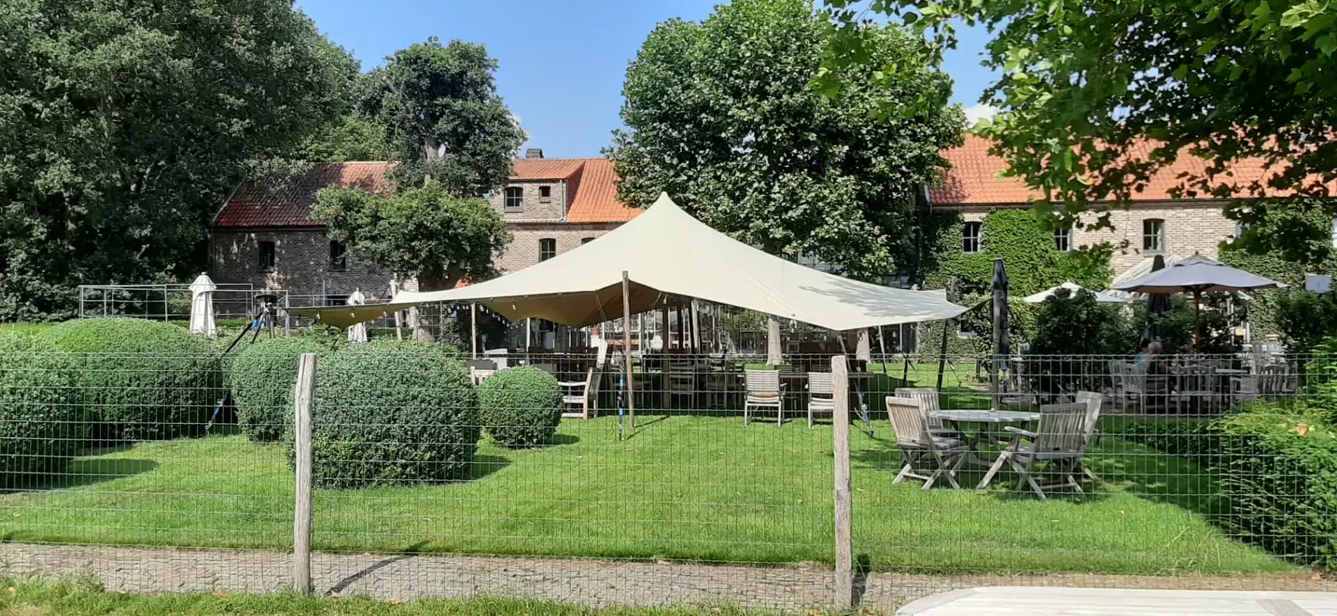 100% водонепроницаемая растягивающаяся палатка песочного цвета используемая для разделения свадьбы