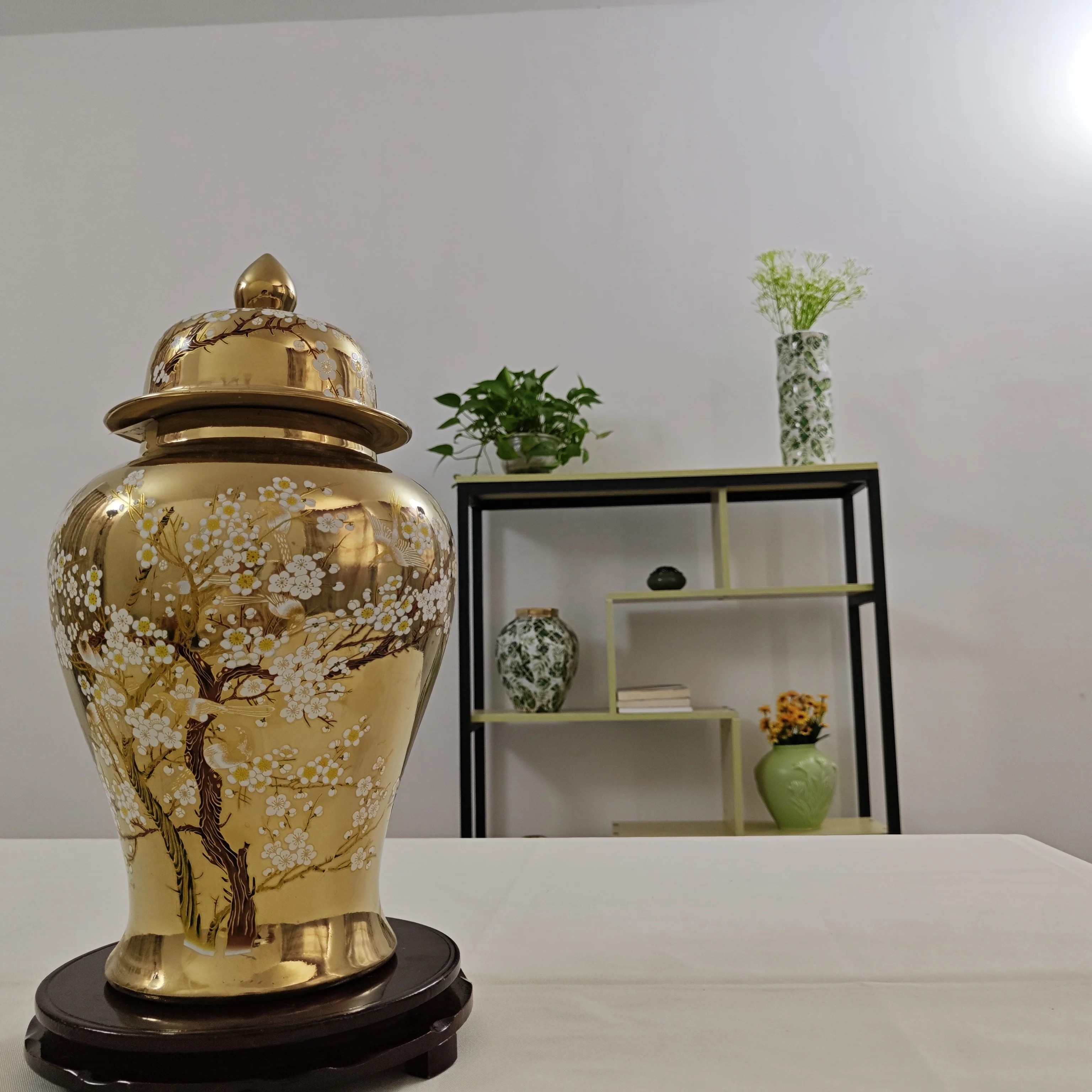Hot Selling Modern  style gold-plated hand-painted ginger jar temple jar storage tank decoration for home