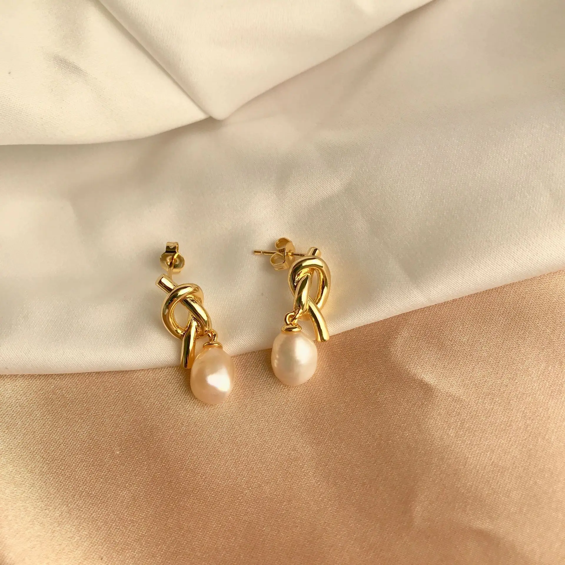 French Retro Design 18k Gold Plated Knot Shape Baroque Pearl Bead Dangle Earrings Natural Freshwater Pearl Stud Earrings