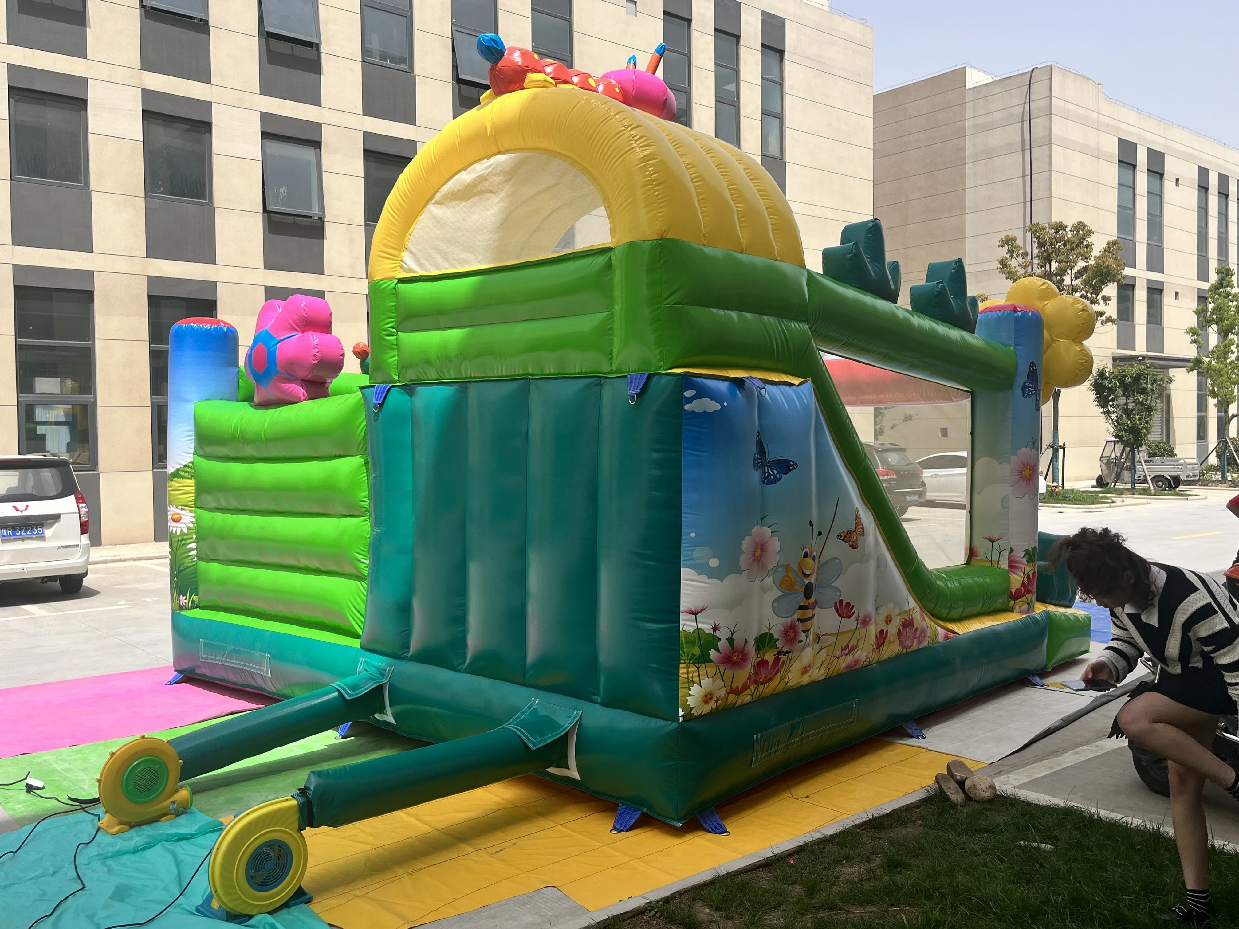 Factory customized garden bee forest bouncy castle