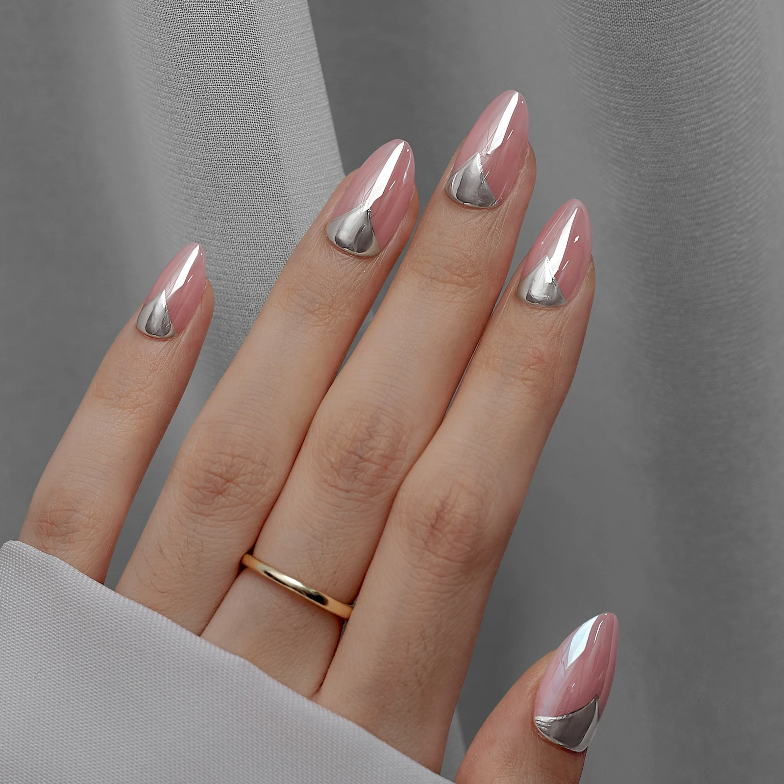 High Quality Artificial Fake False Nails With 3D Sculpting Metallic Design Short Almond Wholesale Soft Gel Glazed Press On Nails