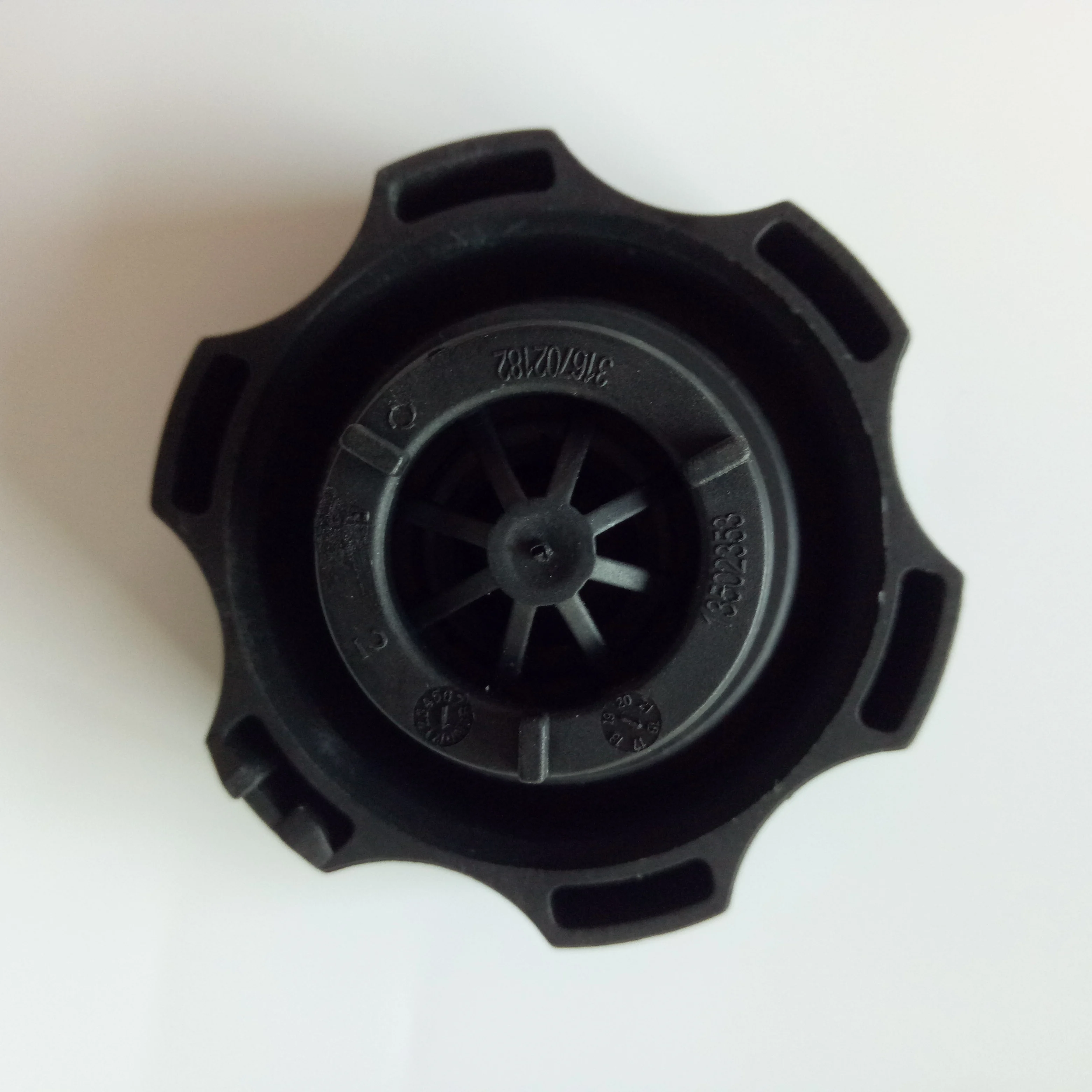 Coolant Expansion Tank cap  RADIATOR CAP for GM OEM 13502353 1305248