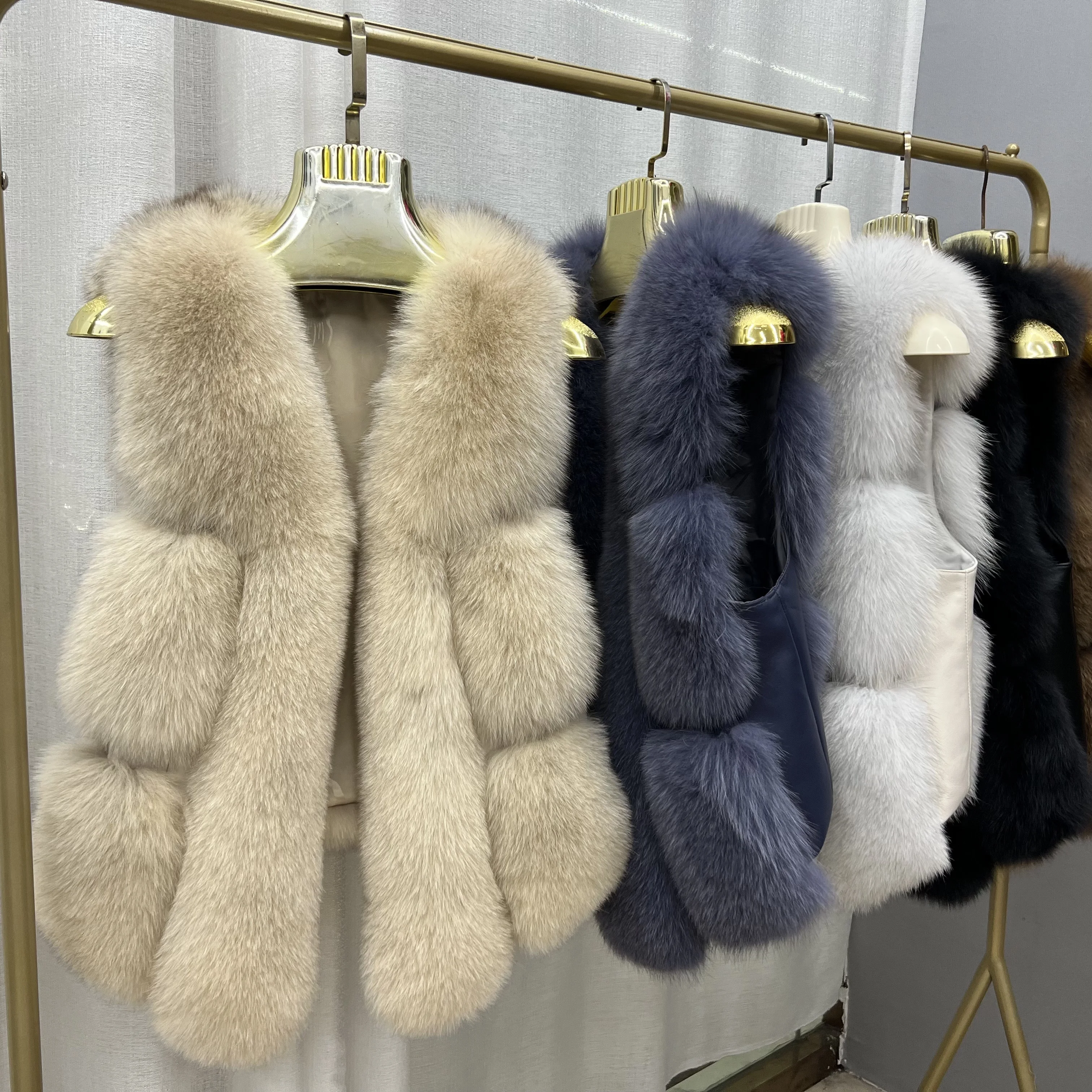 Hot Selling Warm Winter Fashion Classic Natural Real Fox Fur Vest High Quality Women Real Fur Waistcoat