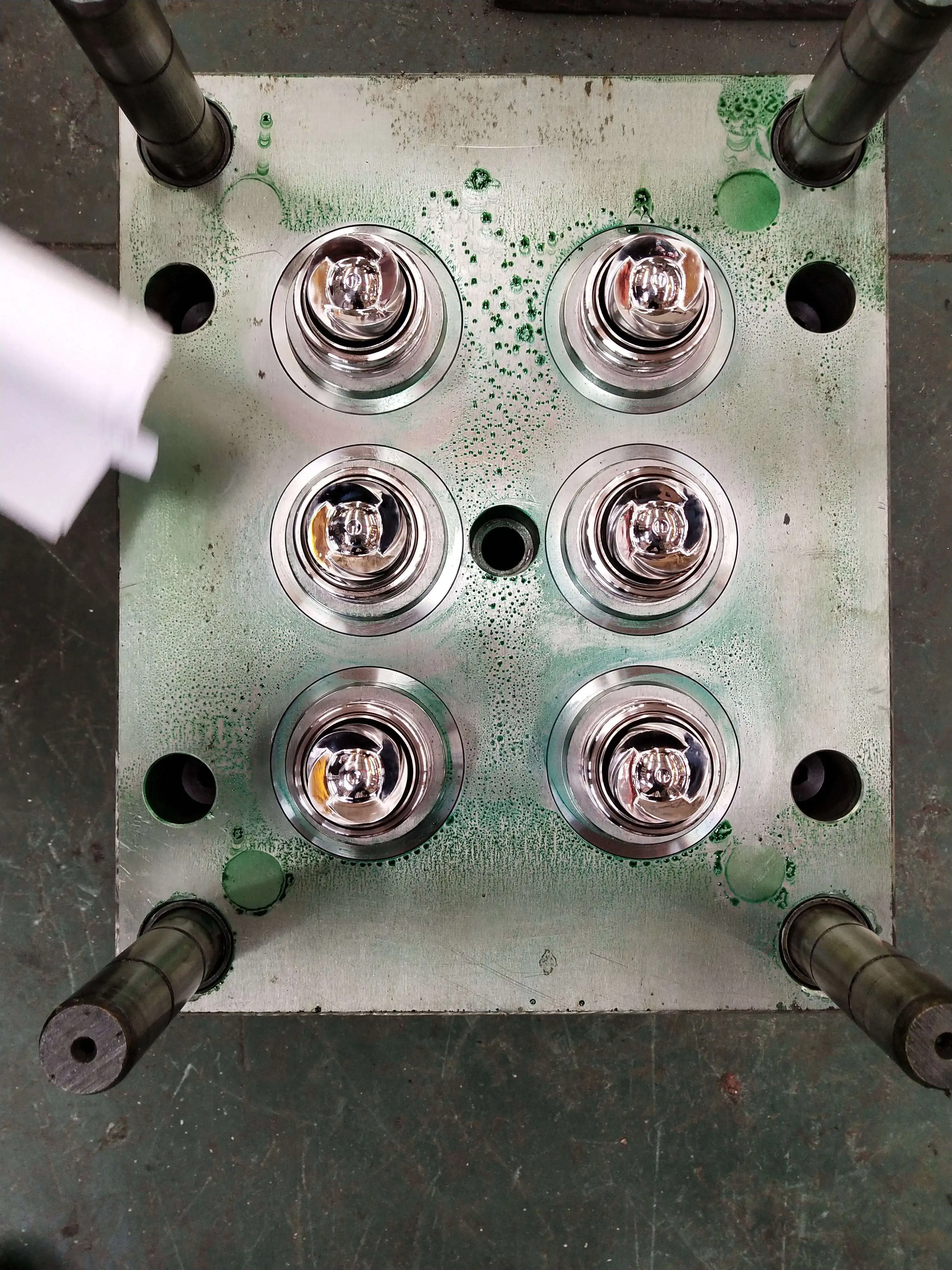 Professional manufacture cheap plastic injection mineral water bottle mould flip top cap lids mold