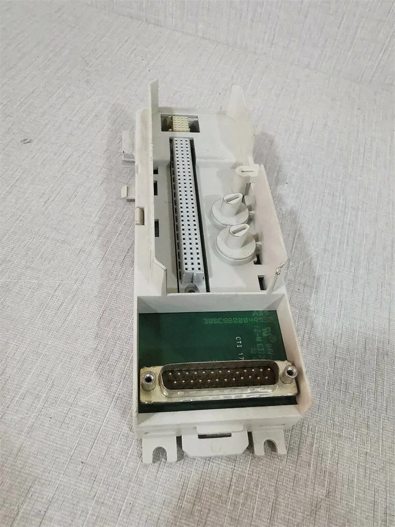 TU812V1 3BSE013232R1  is a 50 V compact module termination unit (MTU) for the S800 I/O system with 16 signal connections.