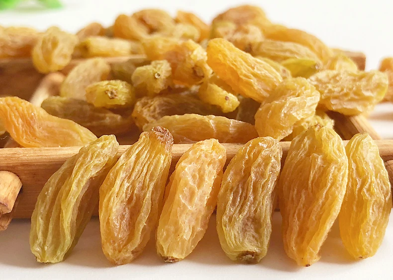 Good Price Xinjiang Wholesale Natural Dried Raisin Golden High Quality Carton AD Nuts and Dried Fruit Edible Sweet Grape 10 Kg /