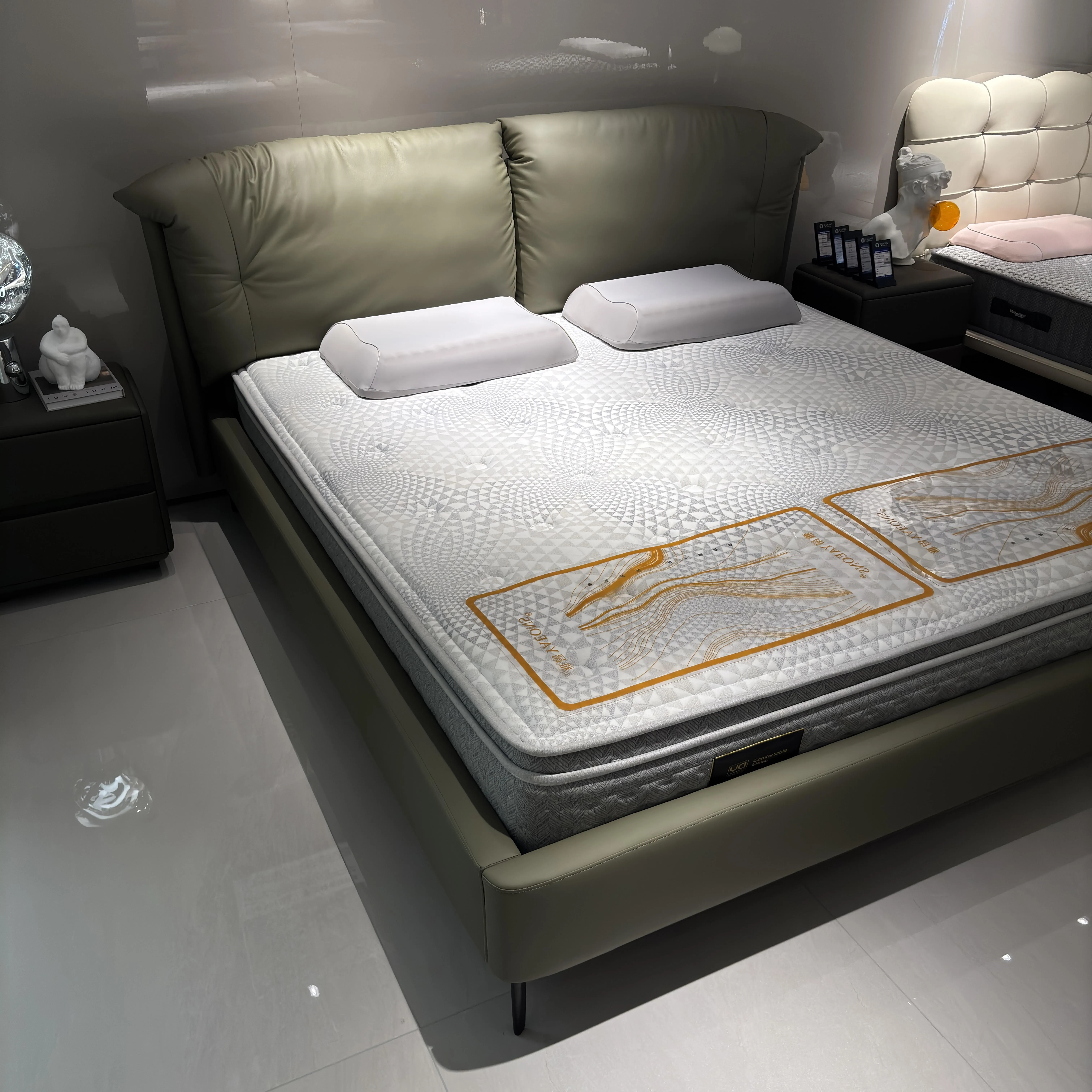 Modern Nordic Luxury King-Size Bed Frame Solid Wood Bedroom Furniture with Up-Holstered Leather Soft Bed Style Cama