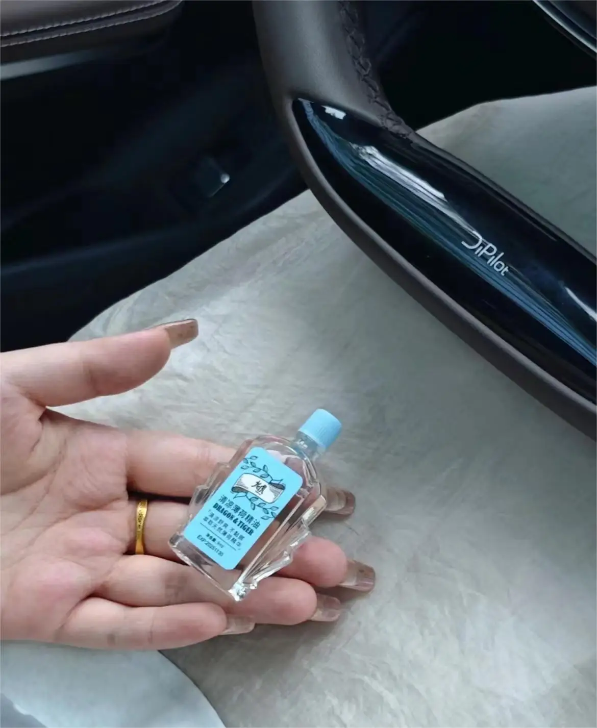 Traditional Chinese Medicine Summer Cooling Oil for fresh Brain Treat Headache Insect Stings anti itching