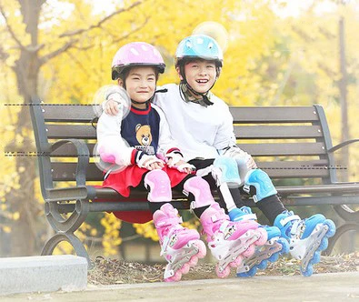 Оптовая продажа детская Регулируемая специальная Встроенная обувь со светодиодной вспышкой роликовые коньки ПВХ защитный шлем наборы для детей