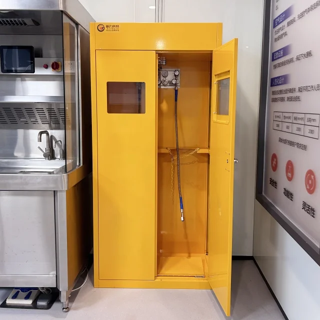 Металлический шкаф для хранения газовых баллонов