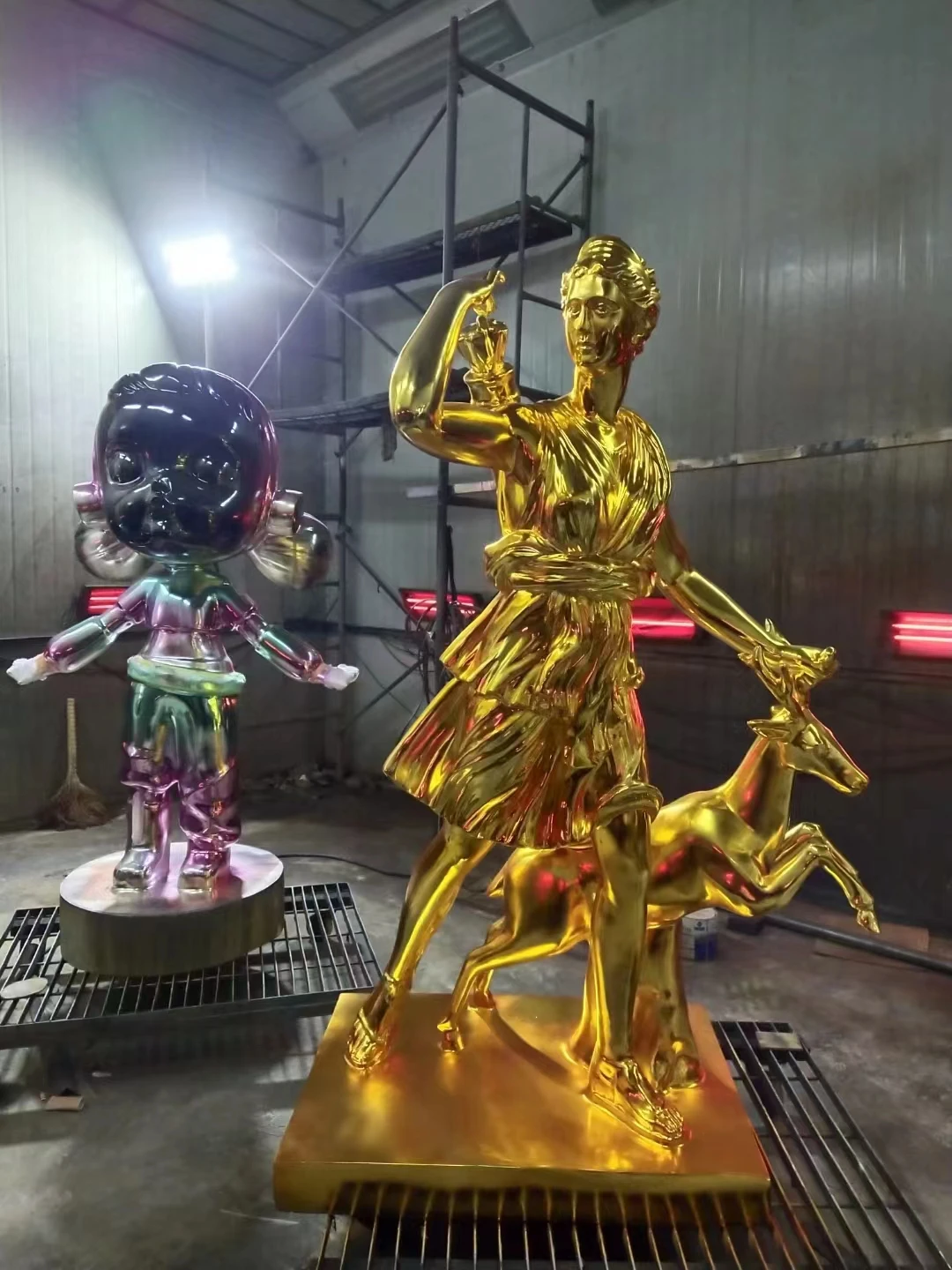 Hot Popular Customized fiberglass  outdoor garden electroplate sculptures chrome  sculpture statue