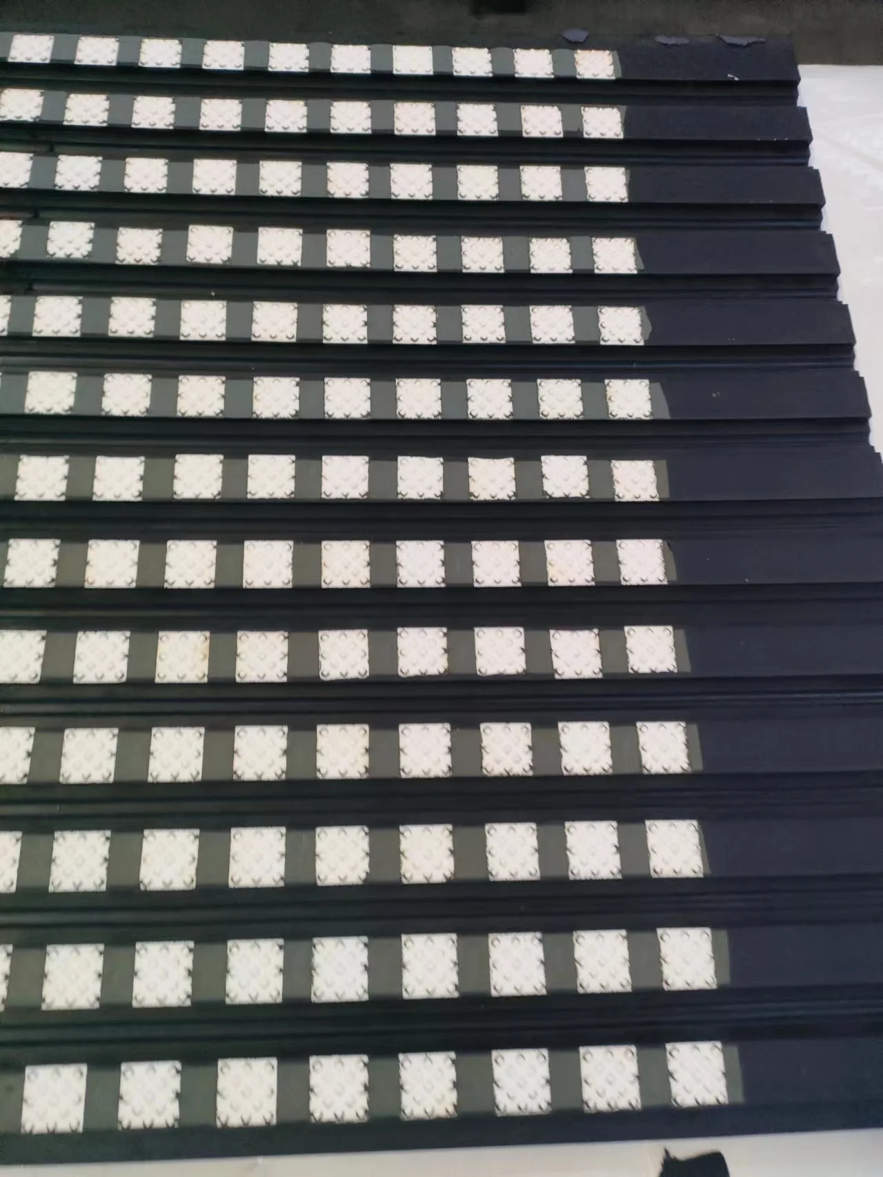 Slip abrasion resistant ceramic lagging rubber sheet for belt pulley