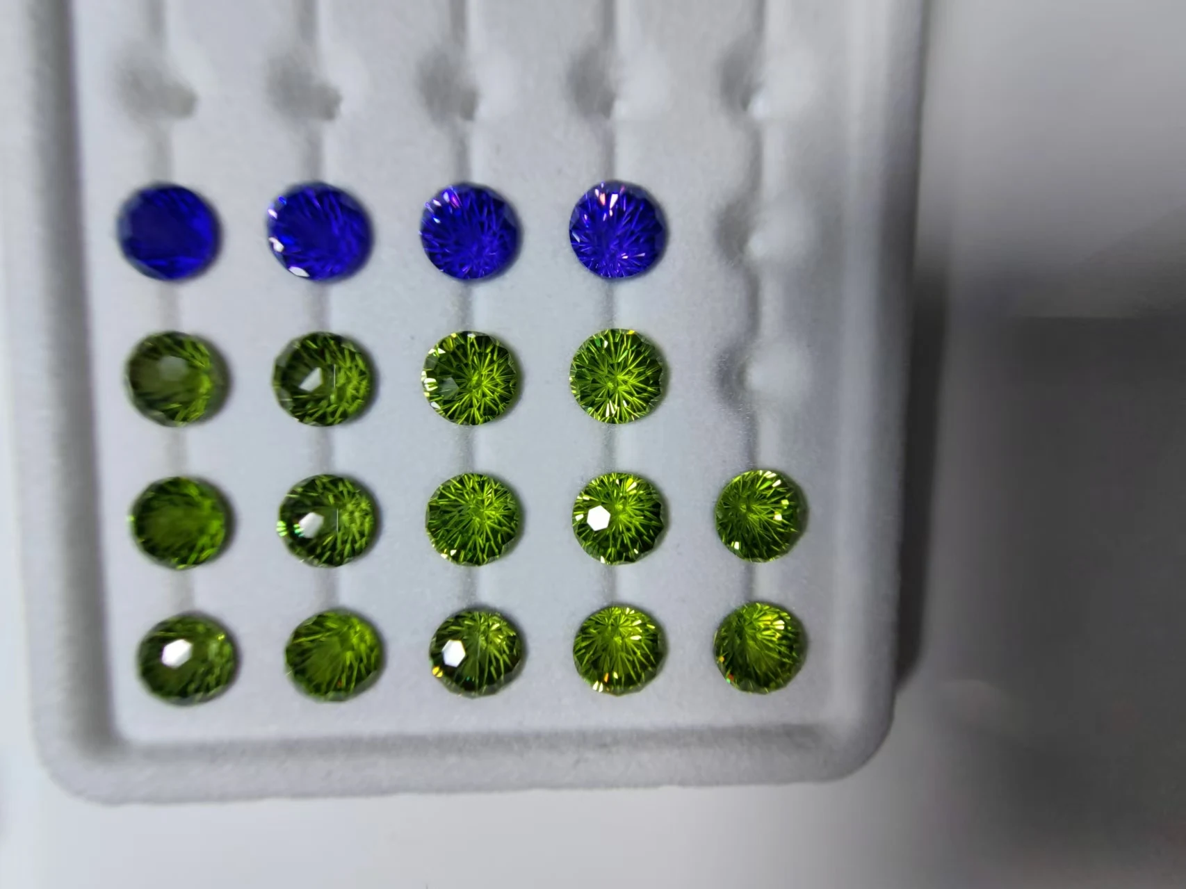 Yisheng New Arrival Customizable 12mm Fancy Chrysanthemum Cut Pink Yellow Blue Green Cubic Fashion Jewelry 1mm White Diamond