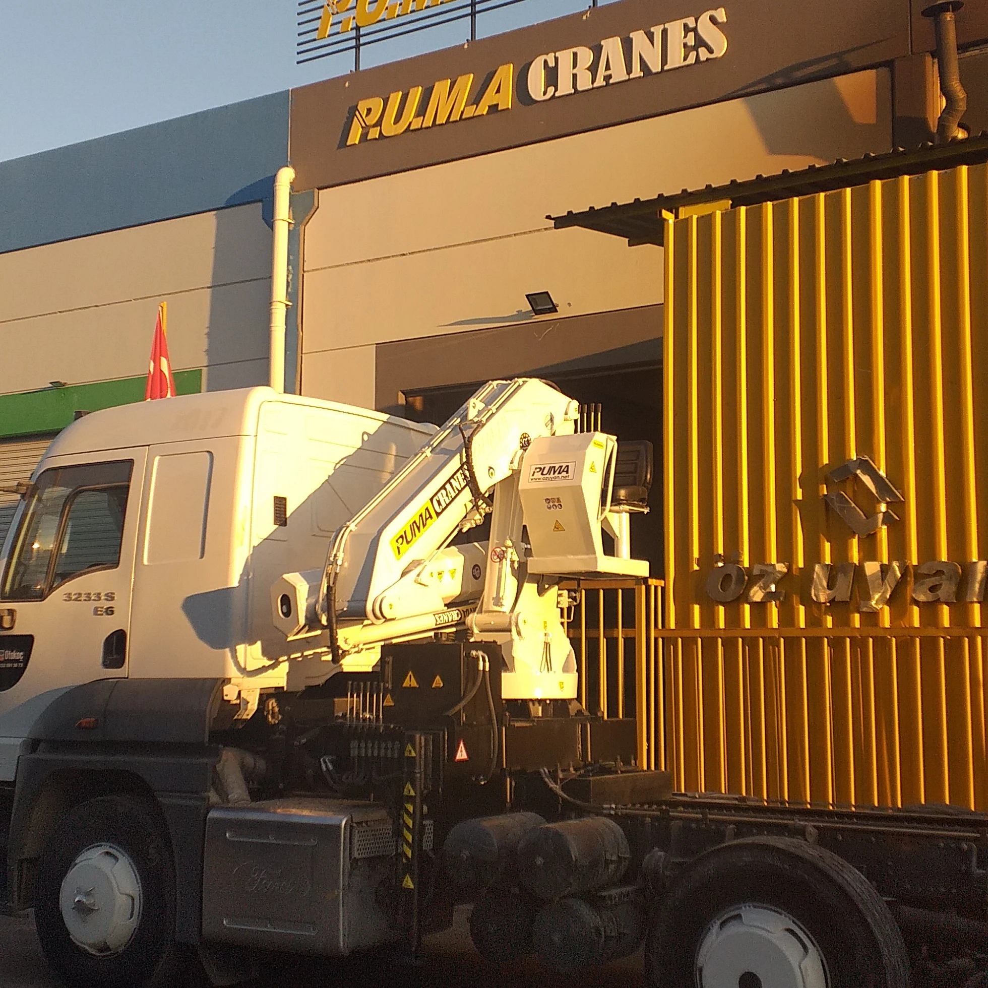 truck mounted hydraulic cranes