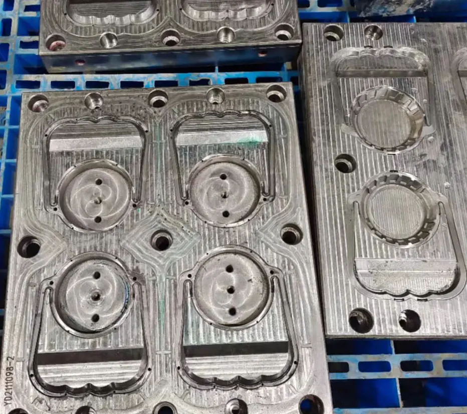 Customized by the manufacturer 5 ltr edible oil bottle handle mould making