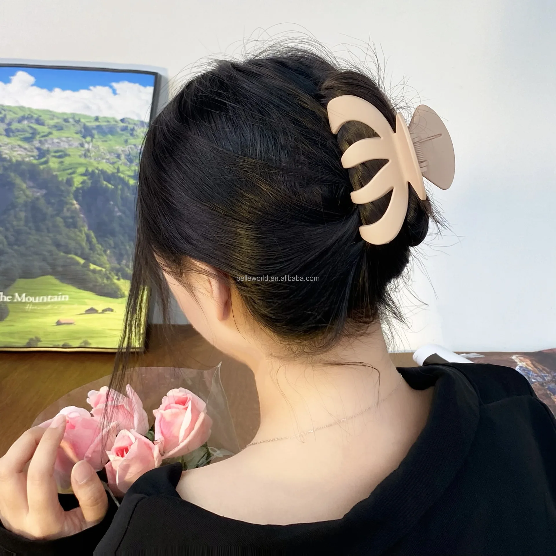 BELLEWORLD wholesale 10.5cm matte colors fashion jaw claw clip for women winter simple style crab claw clip clamp manufacturers