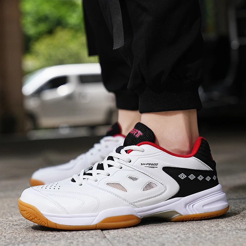 2024 hot sale New professional badminton shoes for men with anti-slip wear breathable tennis table tennis shoes