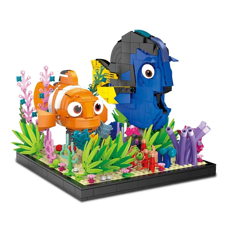 Sea World building block set, with Royal Blue Tang, clown fish, coral and aquatic plants, fish tank model suitable for all ages.
