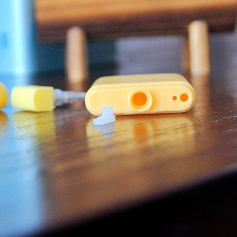 Spot goods 20ml plastic credit card flat spray bottle pocket size card sprayer,empty color credit card perfume spray with cover