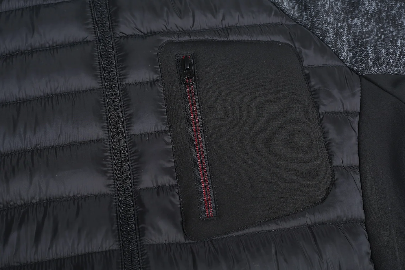 Стандартная техническая черная стеганая куртка