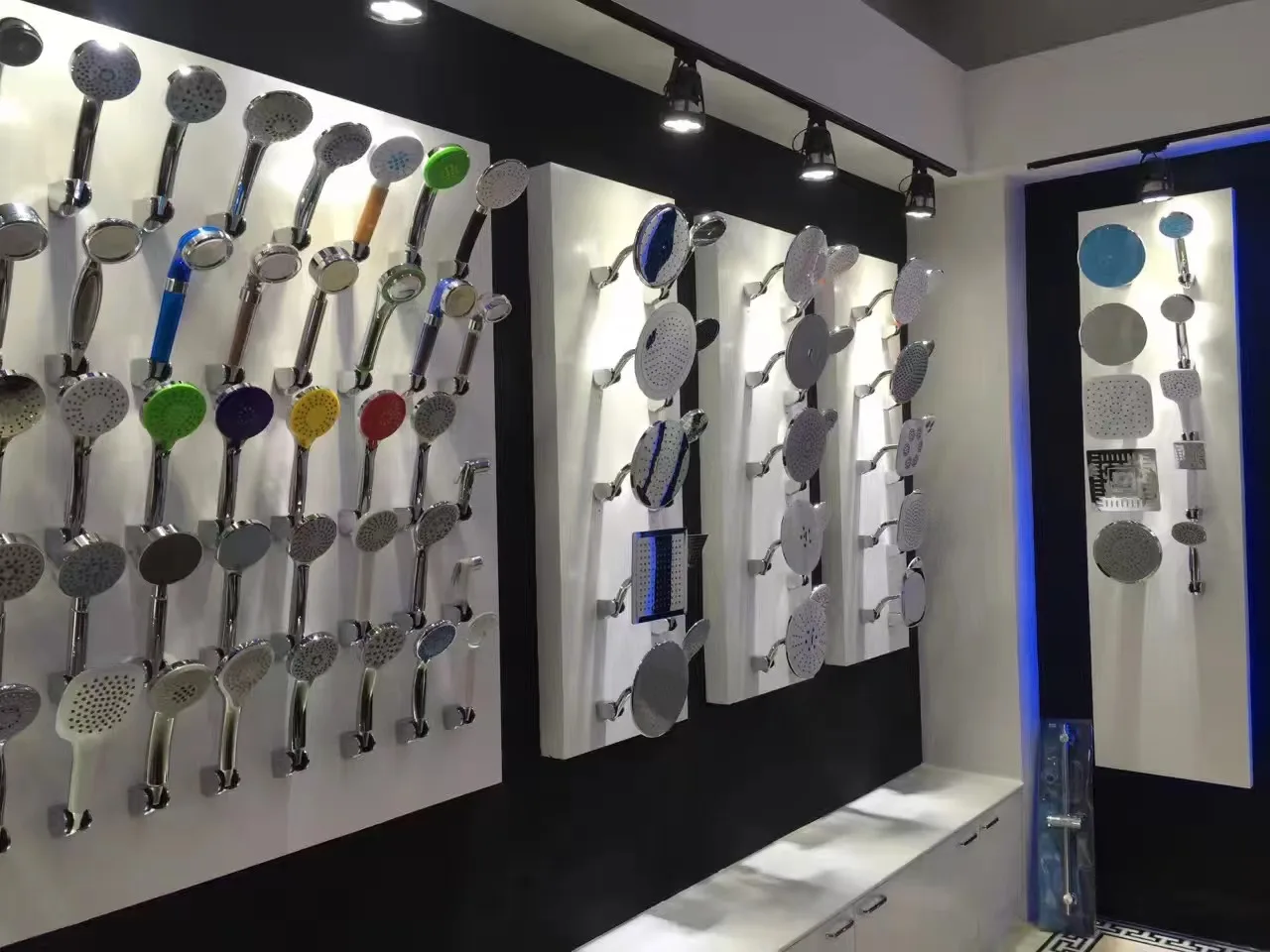 Hot and Cold Mixing Water Valve Wall Mounted Toilet Spray Gun Bidet Diaper Pressurized Sprayer Shattaf