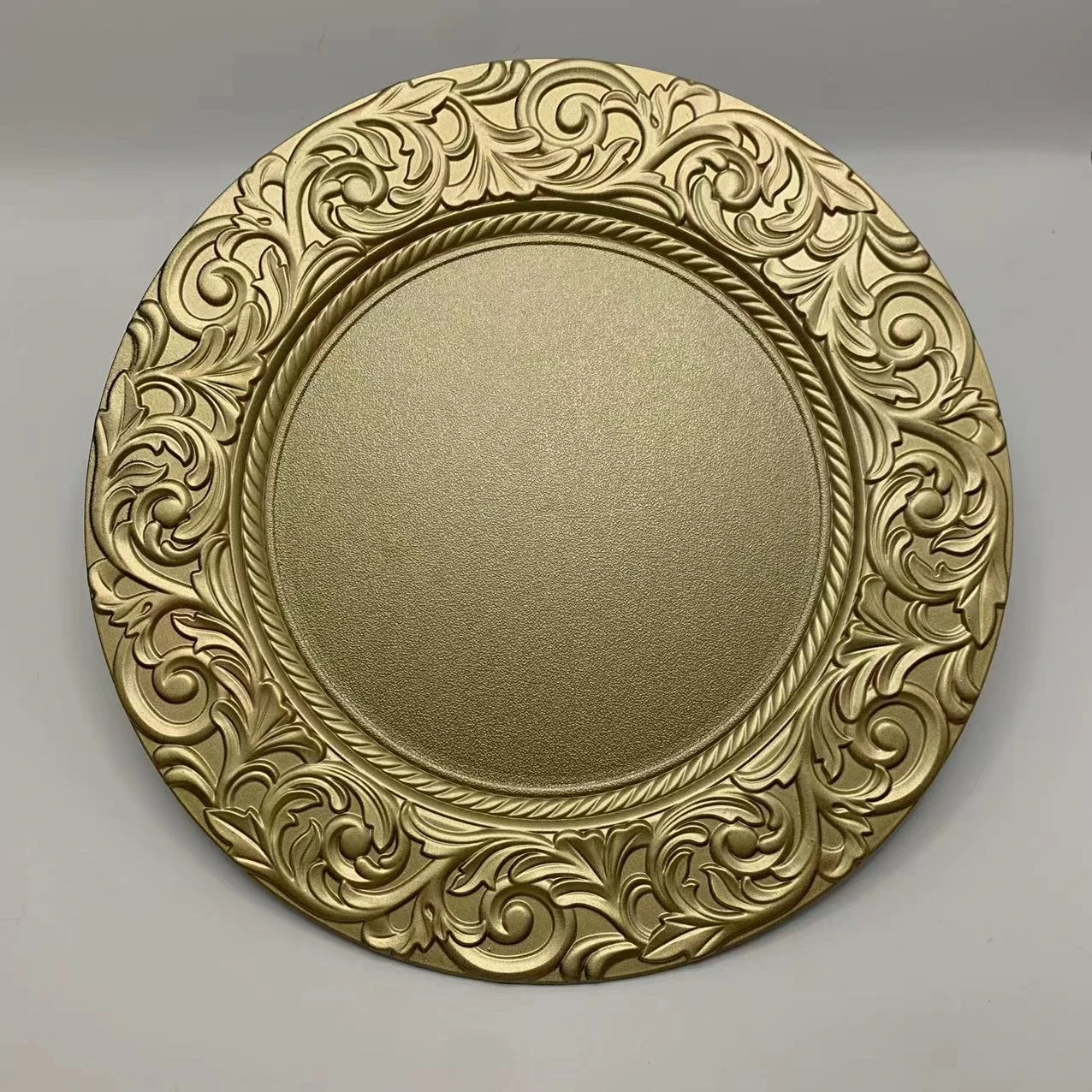 Elegant Luxury 13 Inch Gold Silver Red Green Round Floral Plastic Baroque Reusable Charger Plates for Event Party Wedding decor