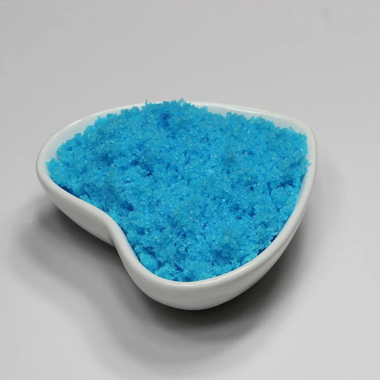 Soluble fertilizer WSNPK Fertilizer 20-20-20+TE fertilizer and water