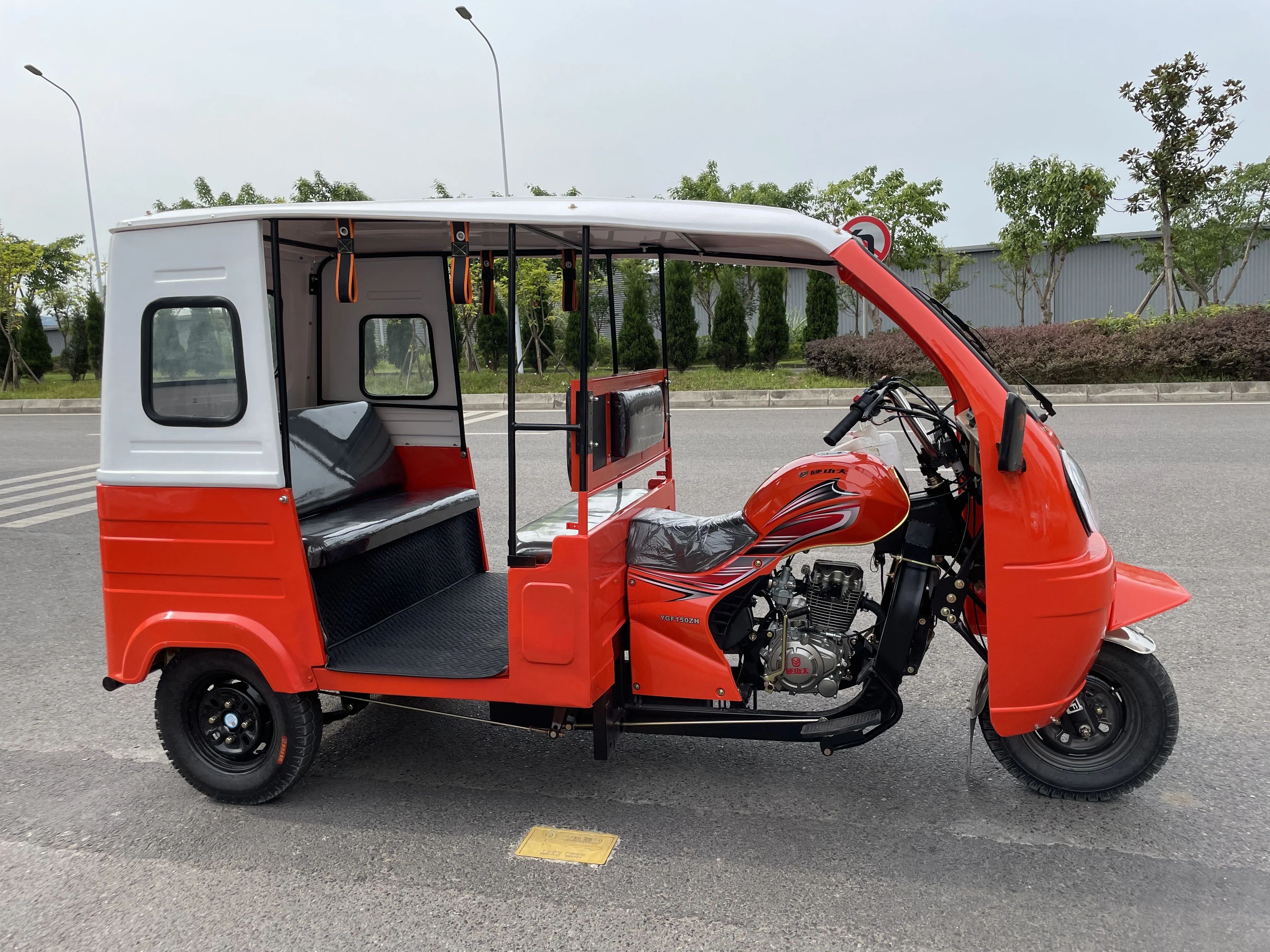 150CC 200CC 250CC Passenger Motorcycle Tricycle Three Wheeler Tricycle with Sunshade Cabin Cover