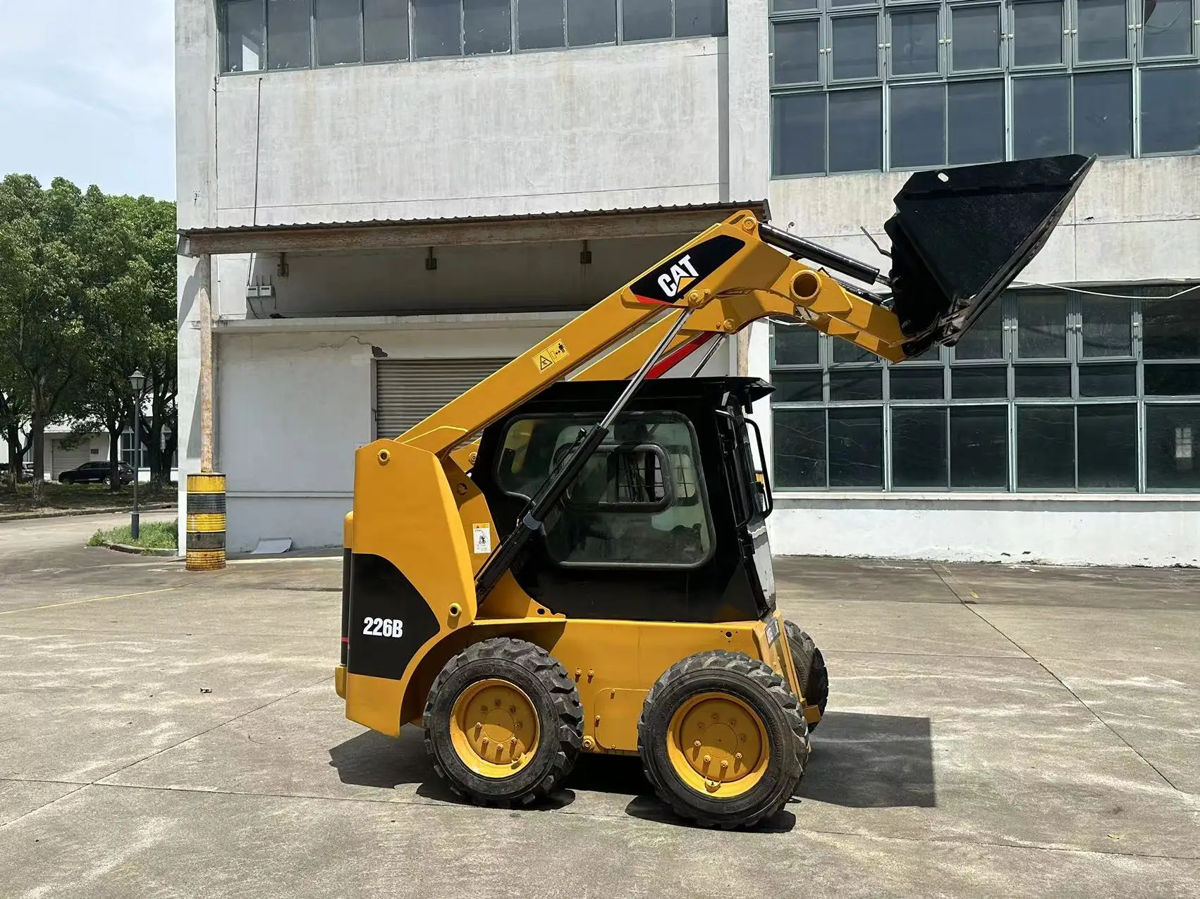 Недорогая гусеничная машина погрузчик с бортовым погрузчиком cat 226b продажа