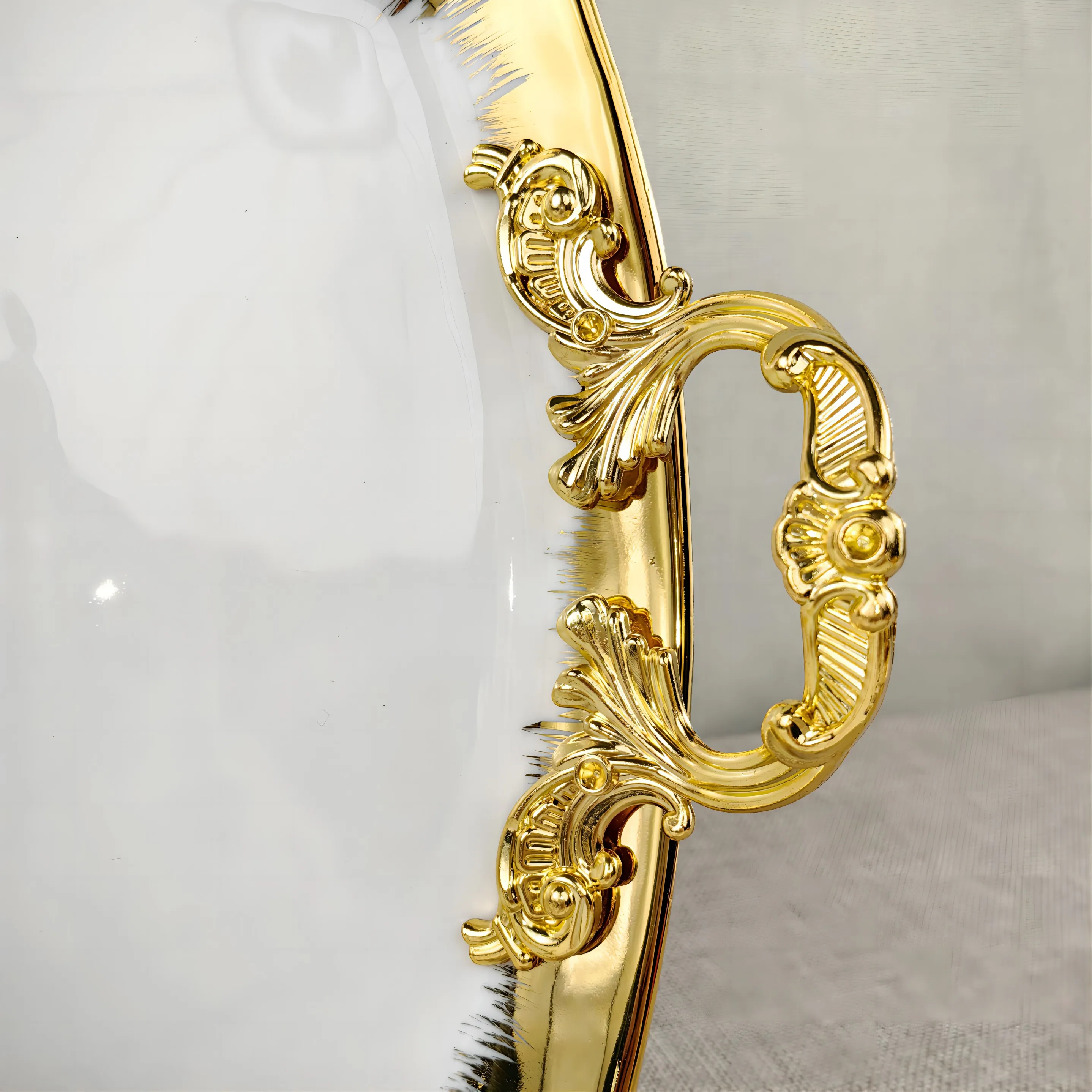 Hot selling plates Factory custom wholesale gilded edge banquet wedding dessert fruit luxury handle design ceramic plates