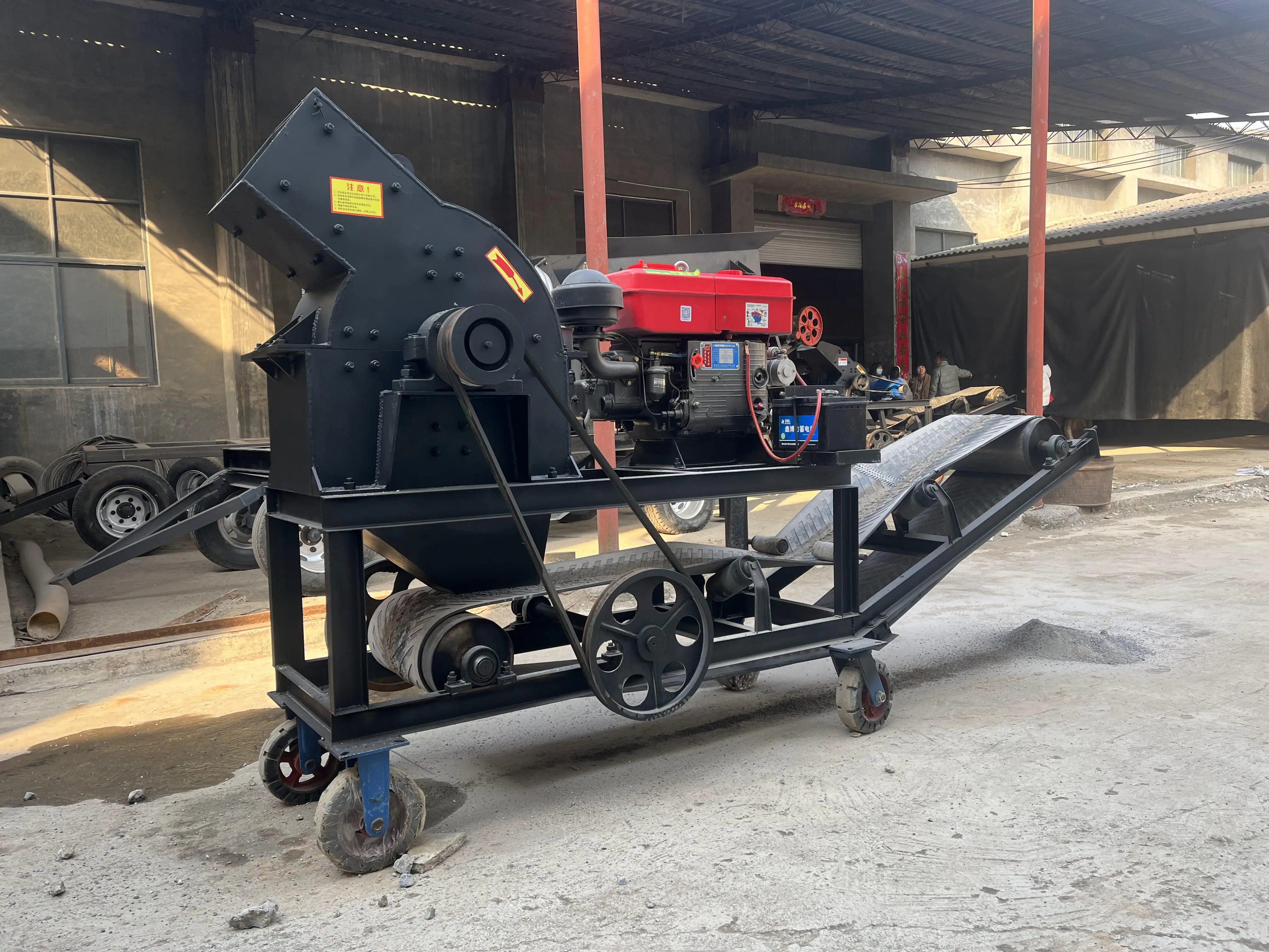 Multi functional mobile hammer crusher is easy to operate and can crush small particles with adjustable particle size