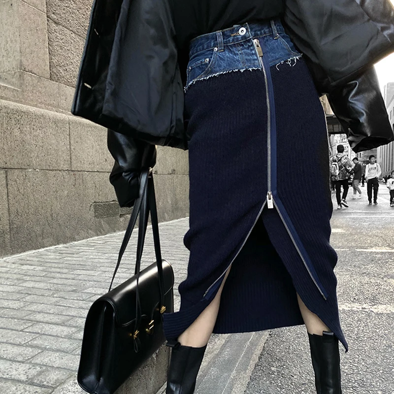 TWOTWINSTYLE Cut Out с высоким плотно облегающим шею воротником длинными рукавами свитер высокой талией в стиле пэчворк джинсовые штаны на молнии юбка комплект из 2